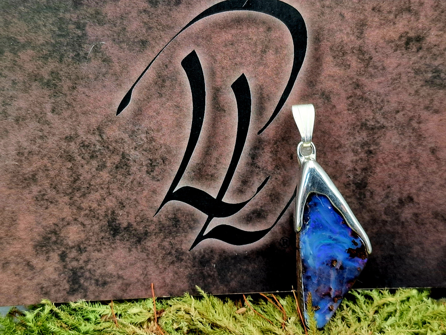 Schlichter Boulder Opal Anhänger aus 925er Silber, Grundfarbe der gemeinen Opalschicht blau - lila mit partiellem Opalfeuer in grün - blau, Unisex, Unikat, Handarbeit