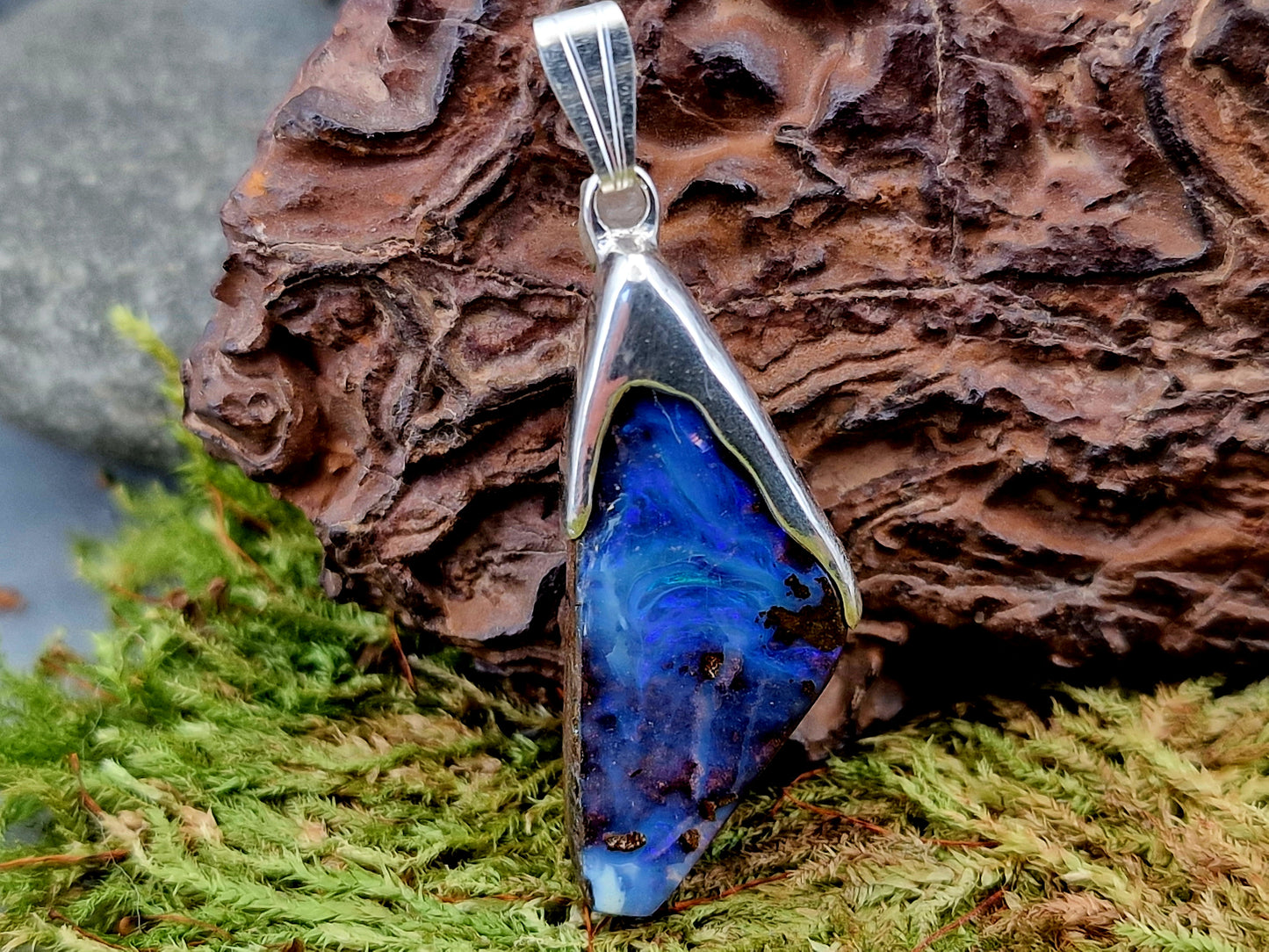 Schlichter Boulder Opal Anhänger aus 925er Silber, Grundfarbe der gemeinen Opalschicht blau - lila mit partiellem Opalfeuer in grün - blau, Unisex, Unikat, Handarbeit
