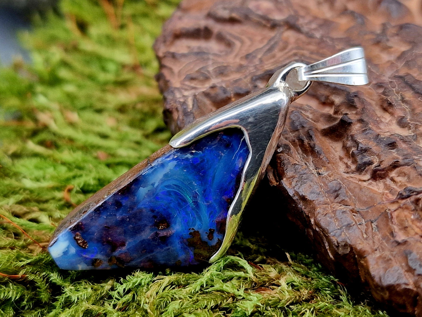 Schlichter Boulder Opal Anhänger aus 925er Silber, Grundfarbe der gemeinen Opalschicht blau - lila mit partiellem Opalfeuer in grün - blau, Unisex, Unikat, Handarbeit