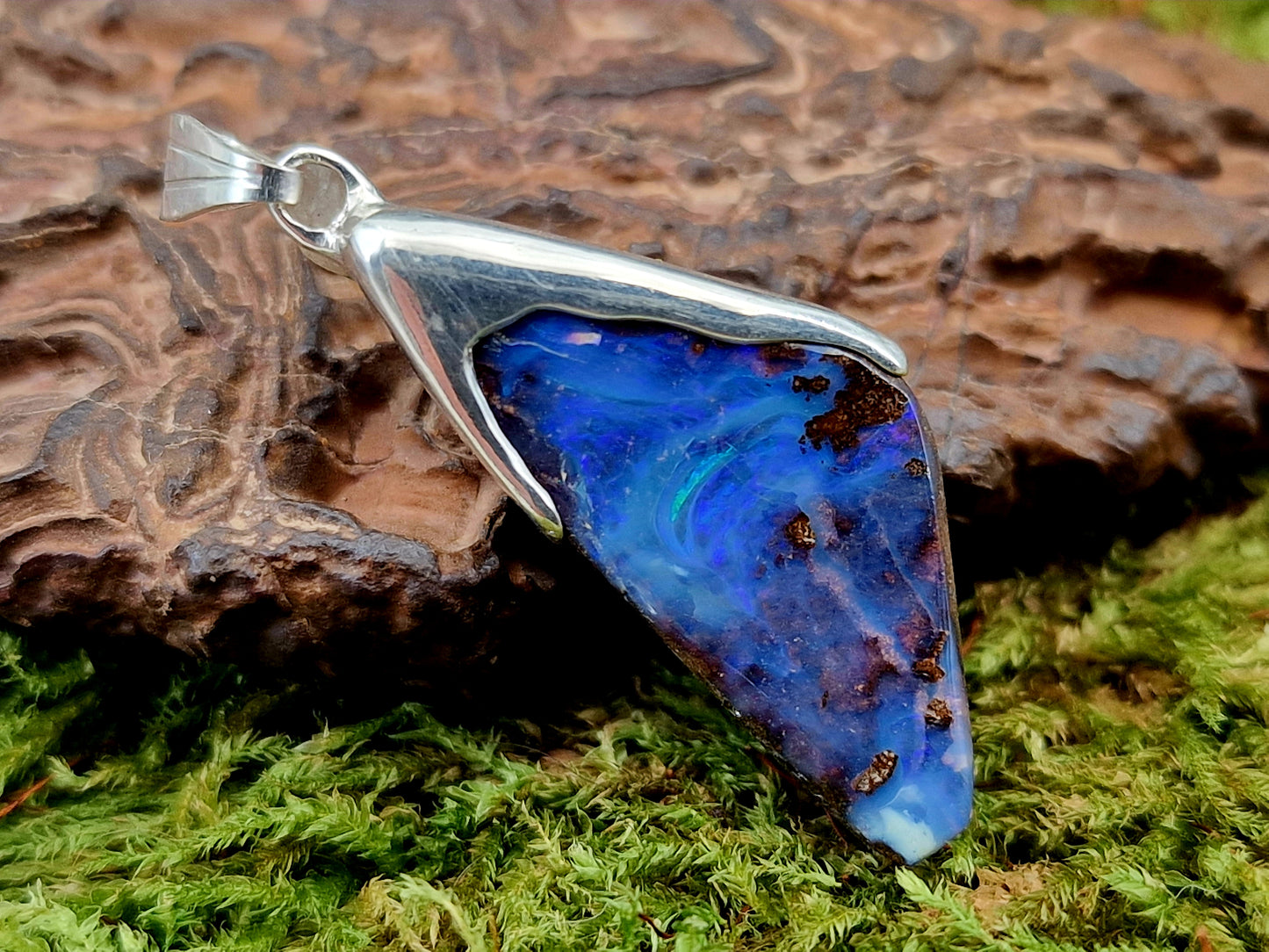Schlichter Boulder Opal Anhänger aus 925er Silber, Grundfarbe der gemeinen Opalschicht blau - lila mit partiellem Opalfeuer in grün - blau, Unisex, Unikat, Handarbeit