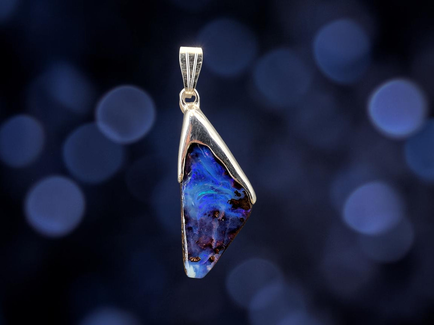 Schlichter Boulder Opal Anhänger aus 925er Silber, Grundfarbe der gemeinen Opalschicht blau - lila mit partiellem Opalfeuer in grün - blau, Unisex, Unikat, Handarbeit