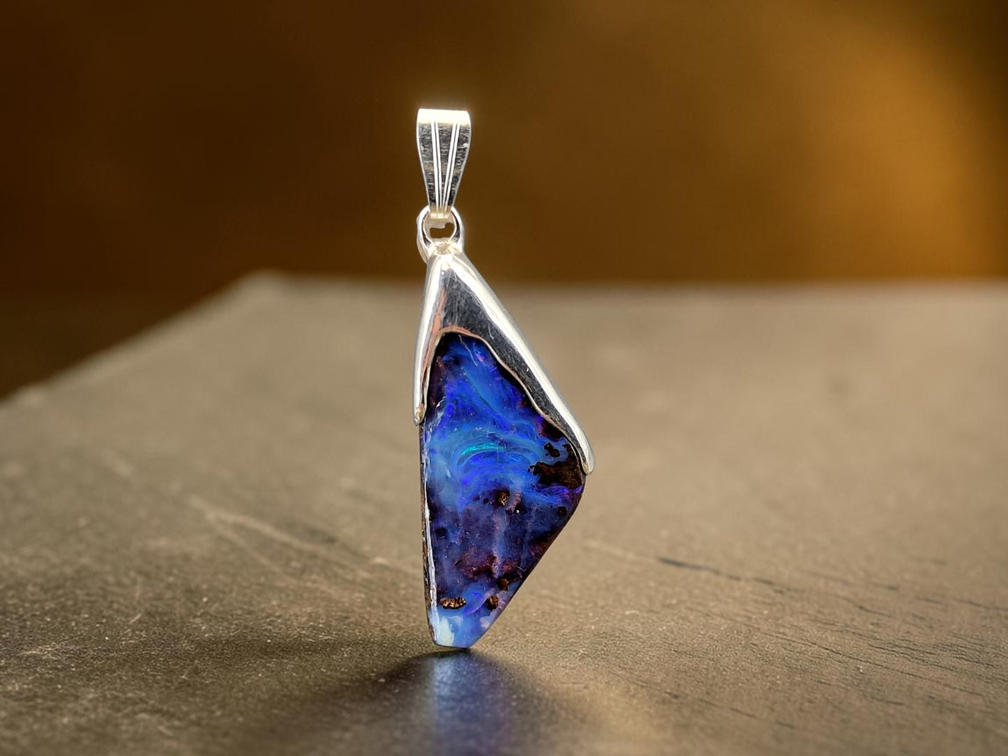 Schlichter Boulder Opal Anhänger aus 925er Silber, Grundfarbe der gemeinen Opalschicht blau - lila mit partiellem Opalfeuer in grün - blau, Unisex, Unikat, Handarbeit