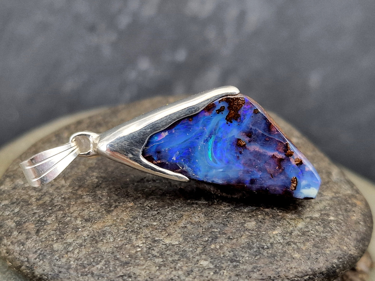 Schlichter Boulder Opal Anhänger aus 925er Silber, Grundfarbe der gemeinen Opalschicht blau - lila mit partiellem Opalfeuer in grün - blau, Unisex, Unikat, Handarbeit