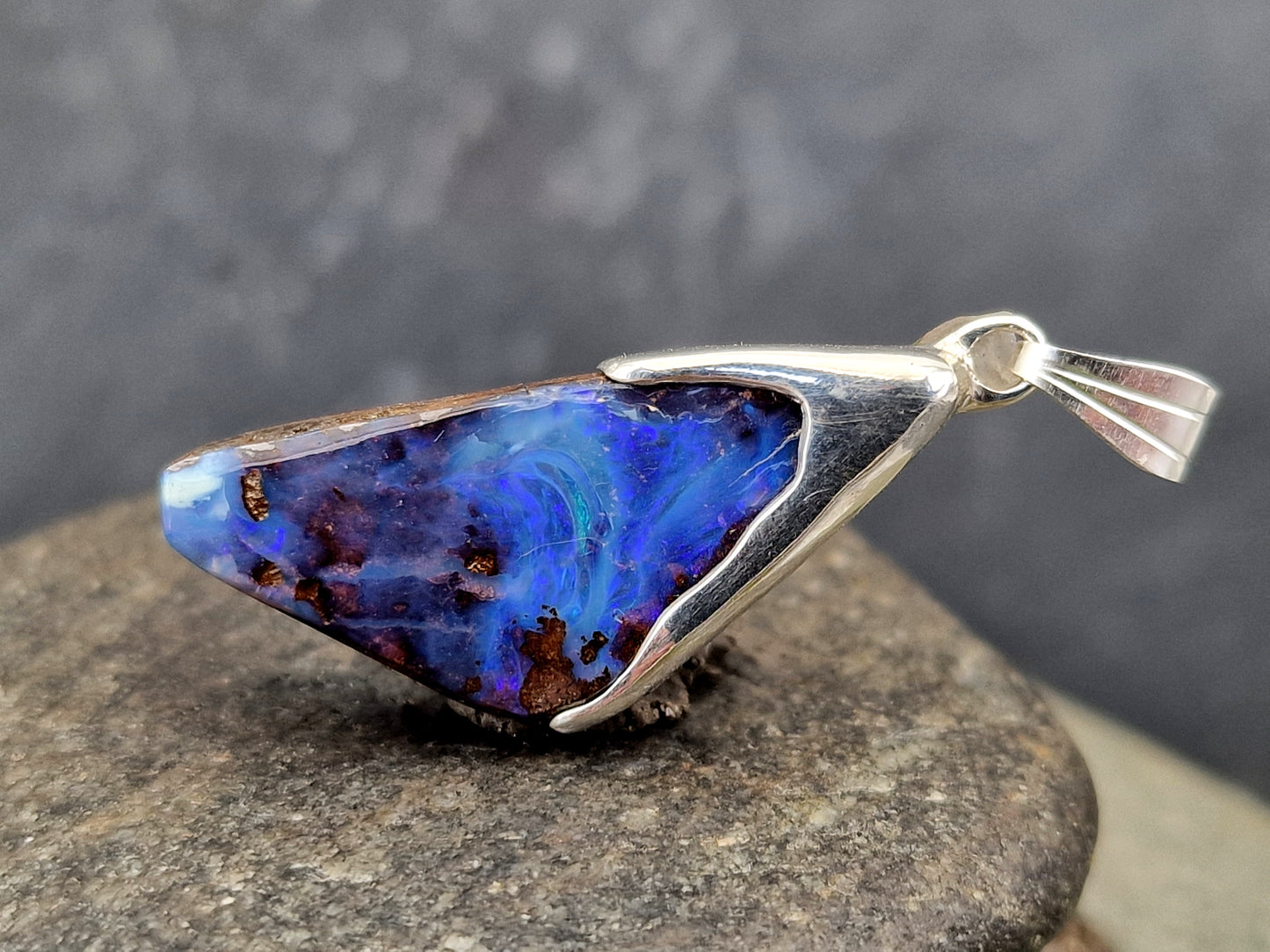 Schlichter Boulder Opal Anhänger aus 925er Silber, Grundfarbe der gemeinen Opalschicht blau - lila mit partiellem Opalfeuer in grün - blau, Unisex, Unikat, Handarbeit