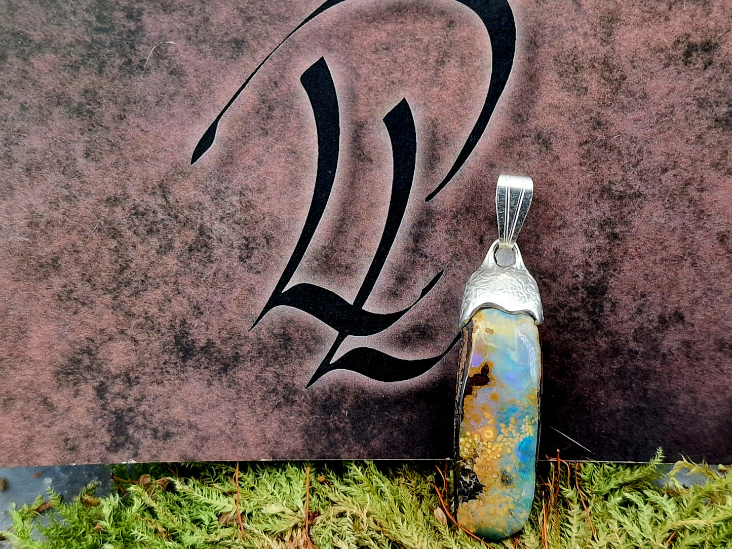 Außergewöhnlicher Boulder Opal Anhänger aus 925er Silber, strukturiert mit tollem Muster und gemeiner Opalschicht, partielles Opalfeuer in grün und blau, Unisex, Unikat, Handarbeit