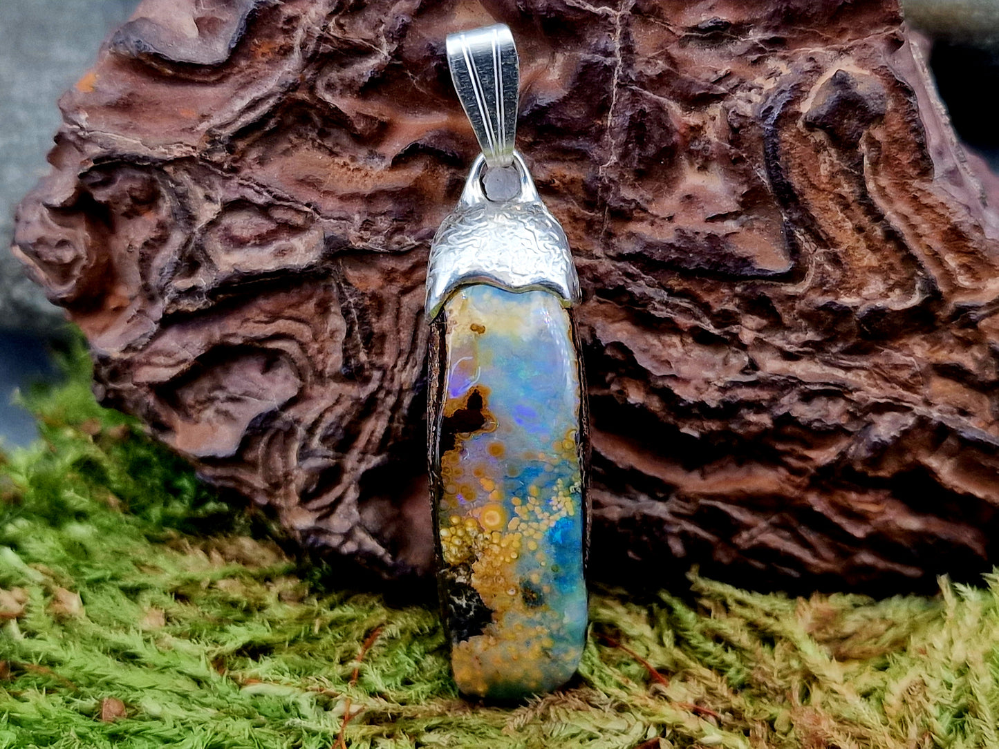 Außergewöhnlicher Boulder Opal Anhänger aus 925er Silber, strukturiert mit tollem Muster und gemeiner Opalschicht, partielles Opalfeuer in grün und blau, Unisex, Unikat, Handarbeit