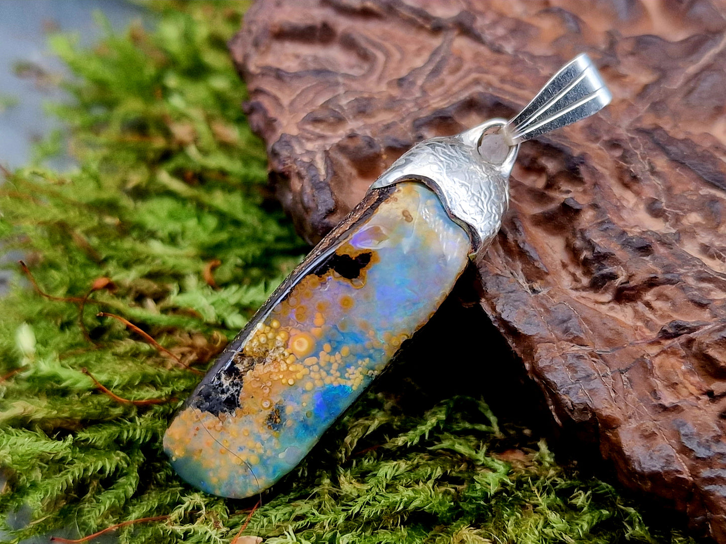 Außergewöhnlicher Boulder Opal Anhänger aus 925er Silber, strukturiert mit tollem Muster und gemeiner Opalschicht, partielles Opalfeuer in grün und blau, Unisex, Unikat, Handarbeit