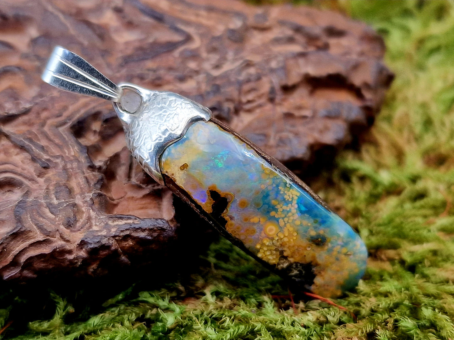 Außergewöhnlicher Boulder Opal Anhänger aus 925er Silber, strukturiert mit tollem Muster und gemeiner Opalschicht, partielles Opalfeuer in grün und blau, Unisex, Unikat, Handarbeit