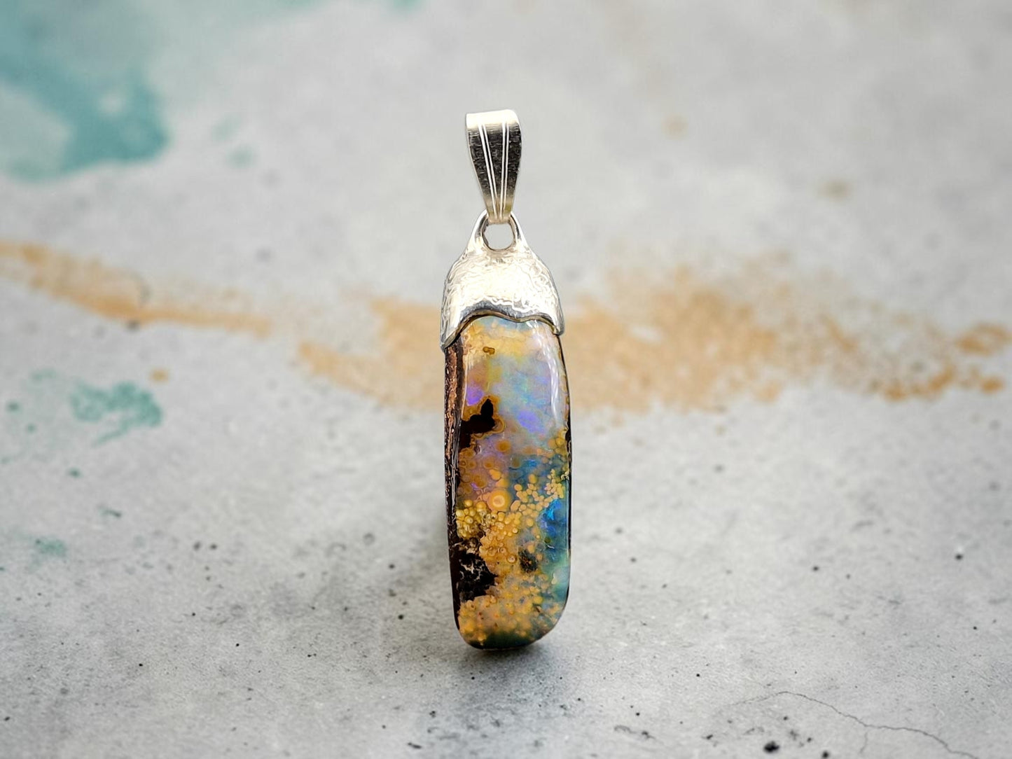 Außergewöhnlicher Boulder Opal Anhänger aus 925er Silber, strukturiert mit tollem Muster und gemeiner Opalschicht, partielles Opalfeuer in grün und blau, Unisex, Unikat, Handarbeit