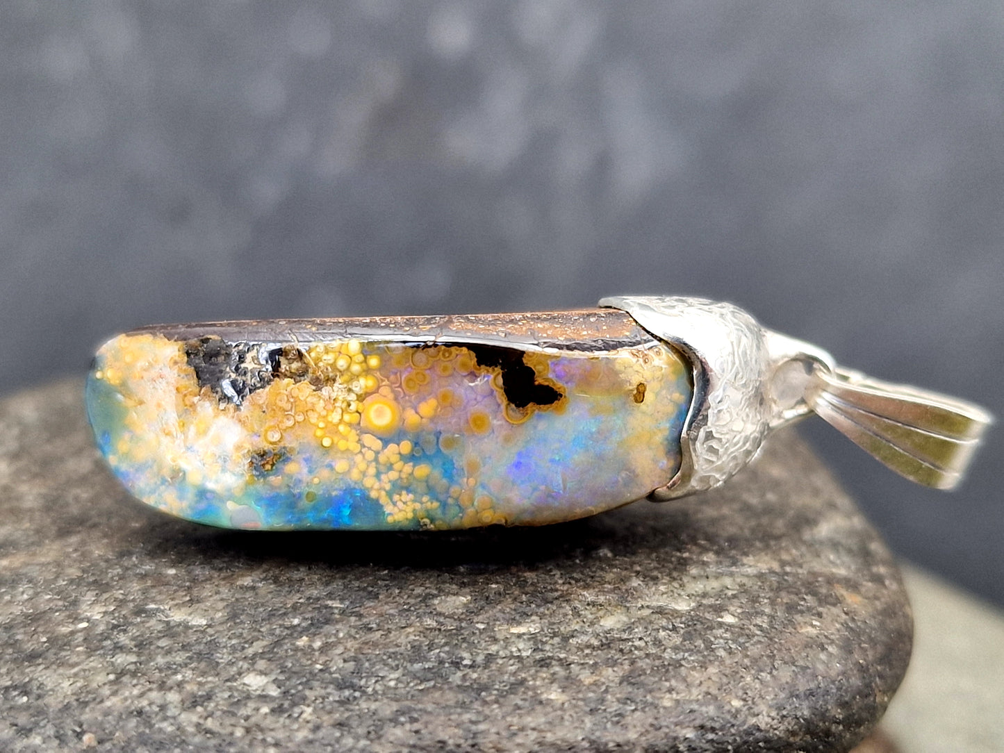 Außergewöhnlicher Boulder Opal Anhänger aus 925er Silber, strukturiert mit tollem Muster und gemeiner Opalschicht, partielles Opalfeuer in grün und blau, Unisex, Unikat, Handarbeit