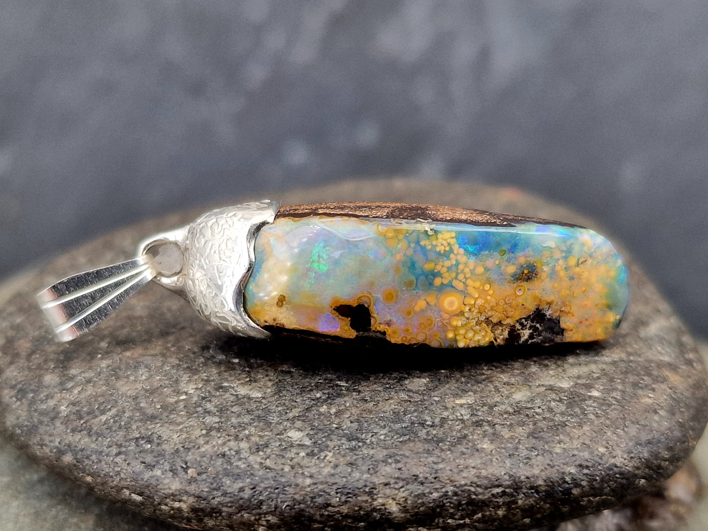 Außergewöhnlicher Boulder Opal Anhänger aus 925er Silber, strukturiert mit tollem Muster und gemeiner Opalschicht, partielles Opalfeuer in grün und blau, Unisex, Unikat, Handarbeit