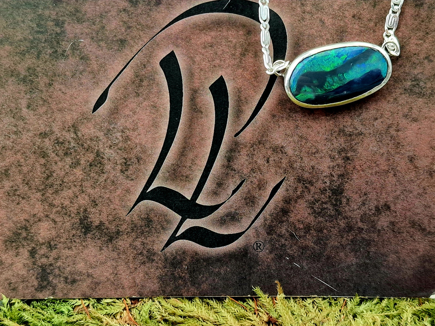 Wunderschöner schwarzer Opal aus Lightning Ridge als Anhänger aus 925er Silber, Picture Stone mit grün - blauem Opalfeuer, mit 45cm langer Silberkette, Unikat, Handarbeit