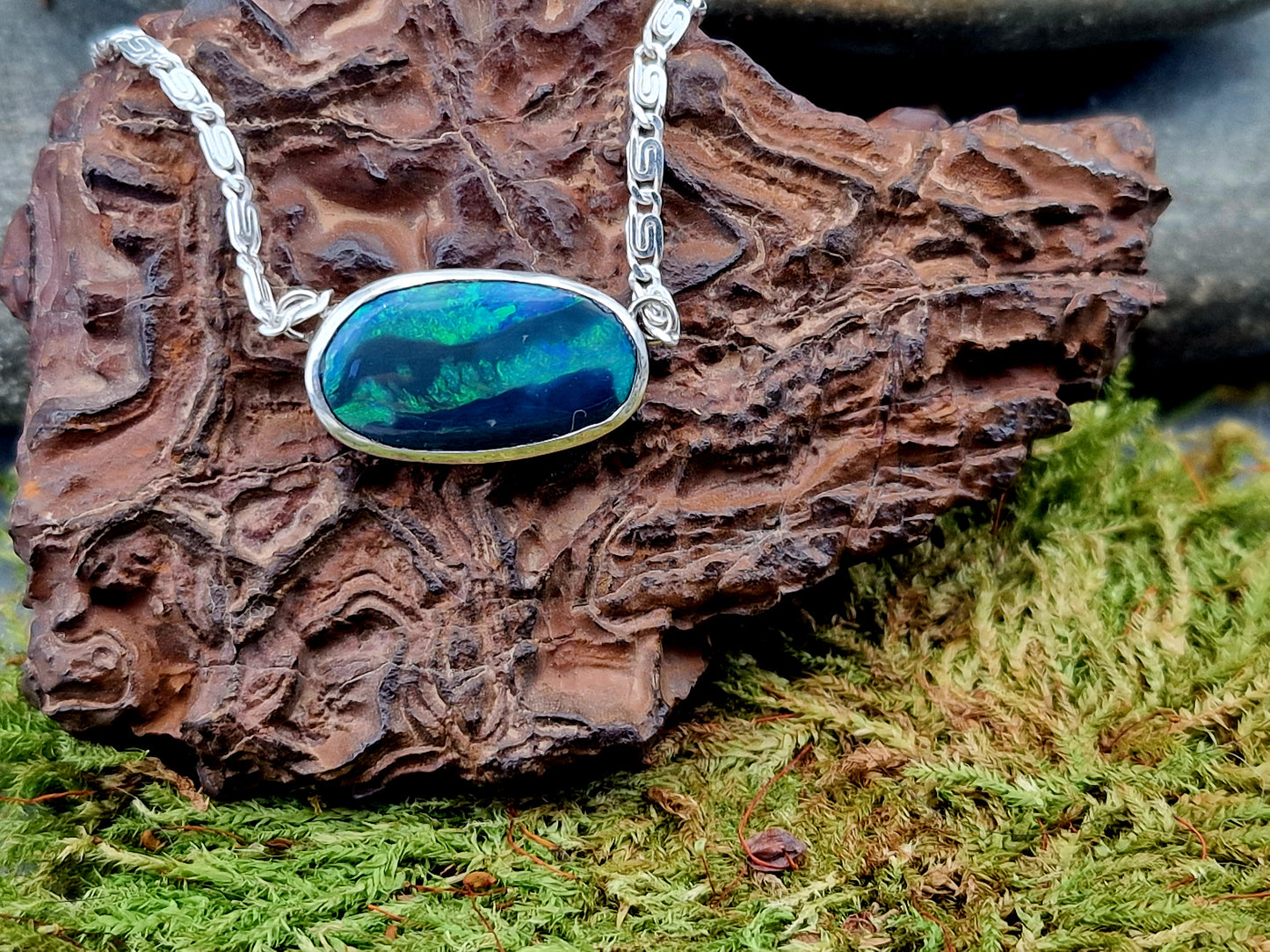 Wunderschöner schwarzer Opal aus Lightning Ridge als Anhänger aus 925er Silber, Picture Stone mit grün - blauem Opalfeuer, mit 45cm langer Silberkette, Unikat, Handarbeit