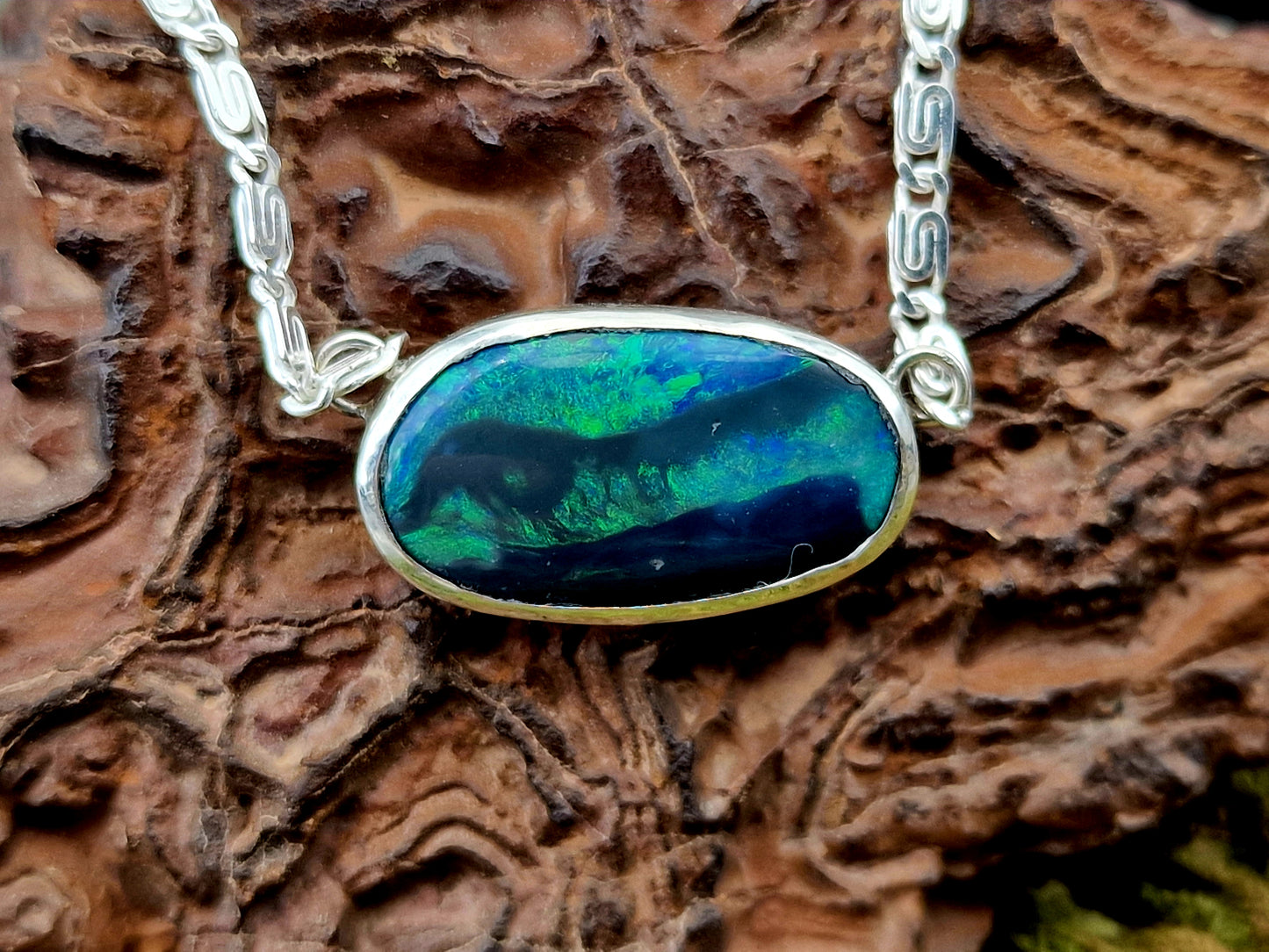 Wunderschöner schwarzer Opal aus Lightning Ridge als Anhänger aus 925er Silber, Picture Stone mit grün - blauem Opalfeuer, mit 45cm langer Silberkette, Unikat, Handarbeit