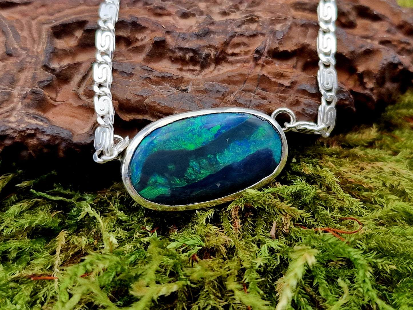 Wunderschöner schwarzer Opal aus Lightning Ridge als Anhänger aus 925er Silber, Picture Stone mit grün - blauem Opalfeuer, mit 45cm langer Silberkette, Unikat, Handarbeit