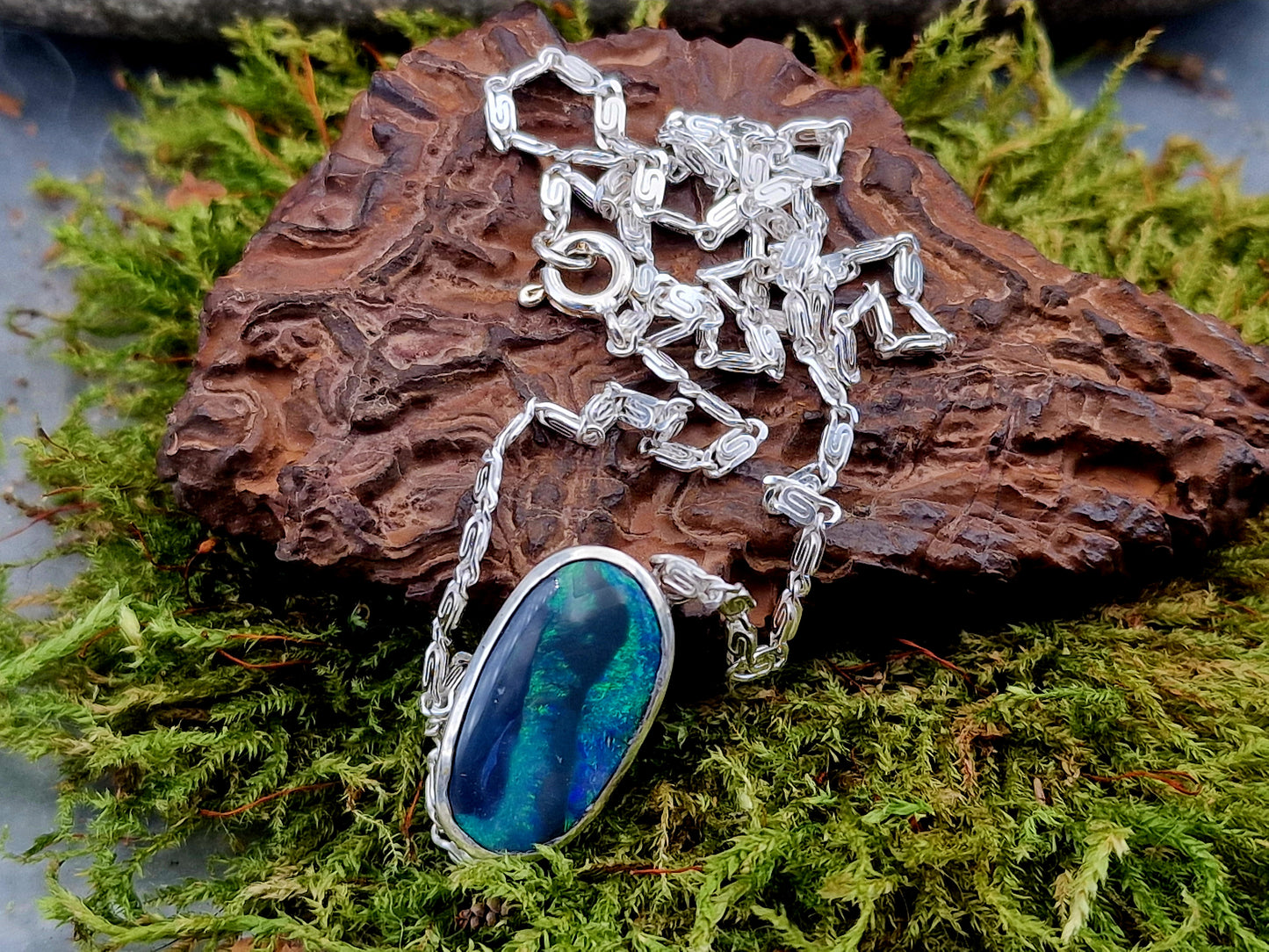 Wunderschöner schwarzer Opal aus Lightning Ridge als Anhänger aus 925er Silber, Picture Stone mit grün - blauem Opalfeuer, mit 45cm langer Silberkette, Unikat, Handarbeit