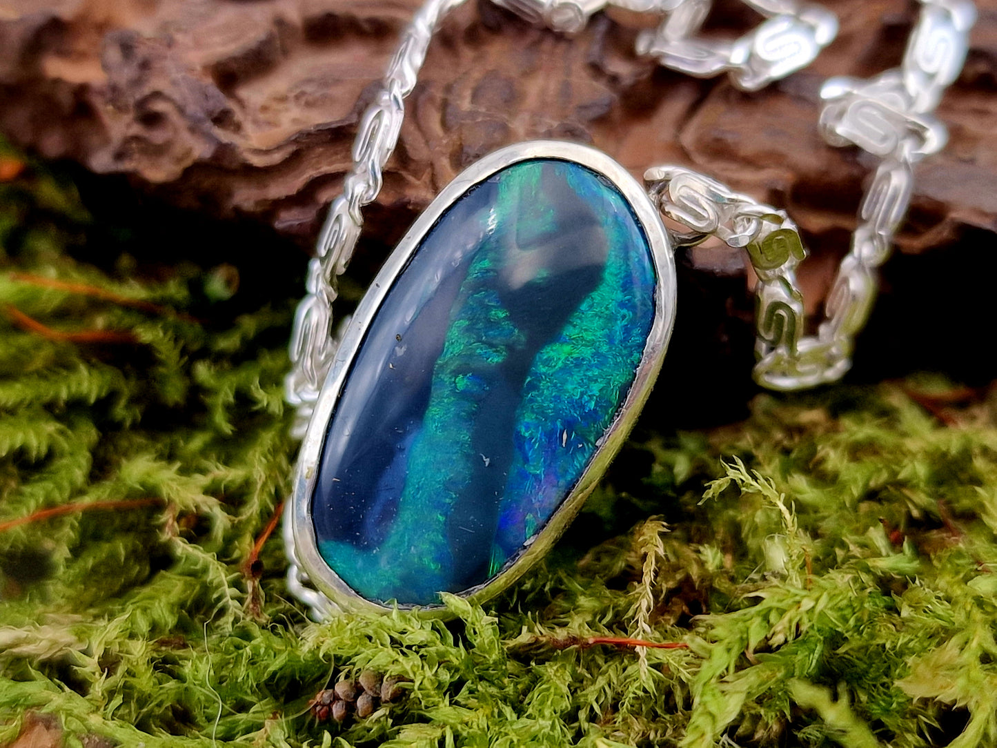 Wunderschöner schwarzer Opal aus Lightning Ridge als Anhänger aus 925er Silber, Picture Stone mit grün - blauem Opalfeuer, mit 45cm langer Silberkette, Unikat, Handarbeit