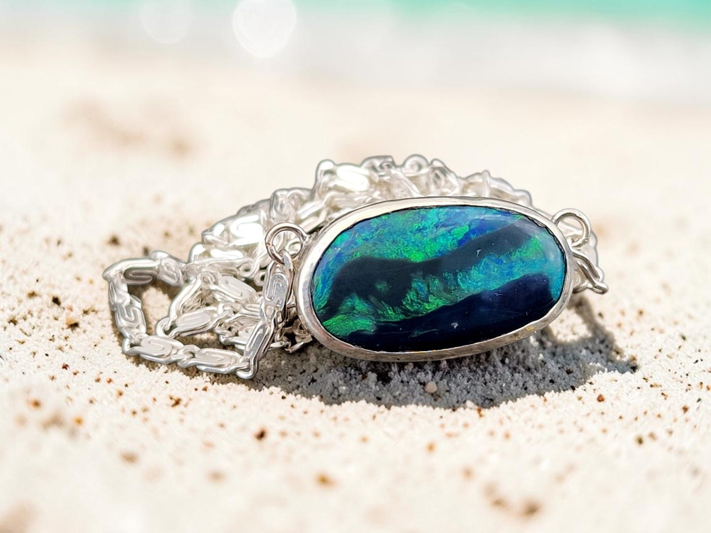 Wunderschöner schwarzer Opal aus Lightning Ridge als Anhänger aus 925er Silber, Picture Stone mit grün - blauem Opalfeuer, mit 45cm langer Silberkette, Unikat, Handarbeit