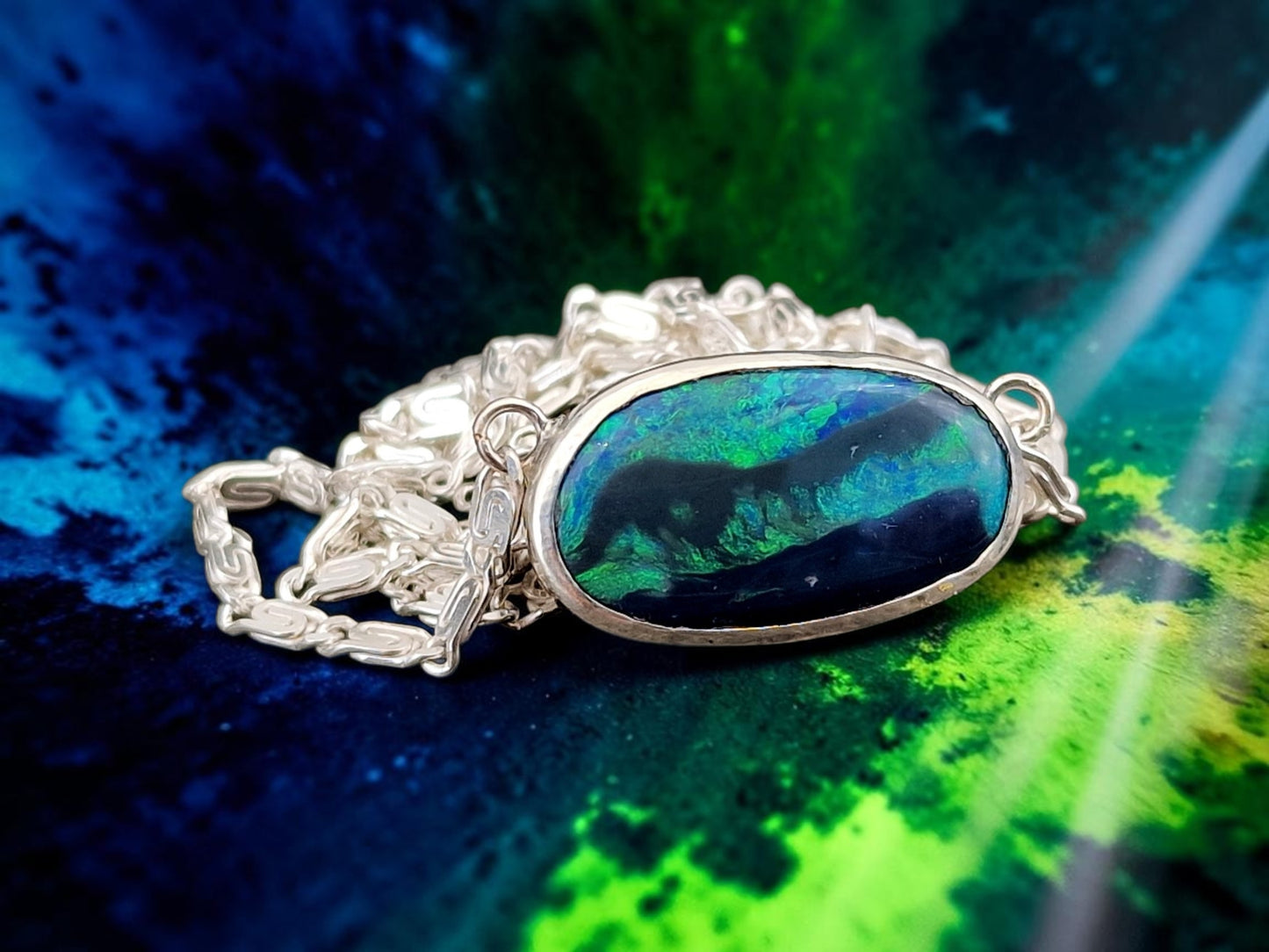 Wunderschöner schwarzer Opal aus Lightning Ridge als Anhänger aus 925er Silber, Picture Stone mit grün - blauem Opalfeuer, mit 45cm langer Silberkette, Unikat, Handarbeit