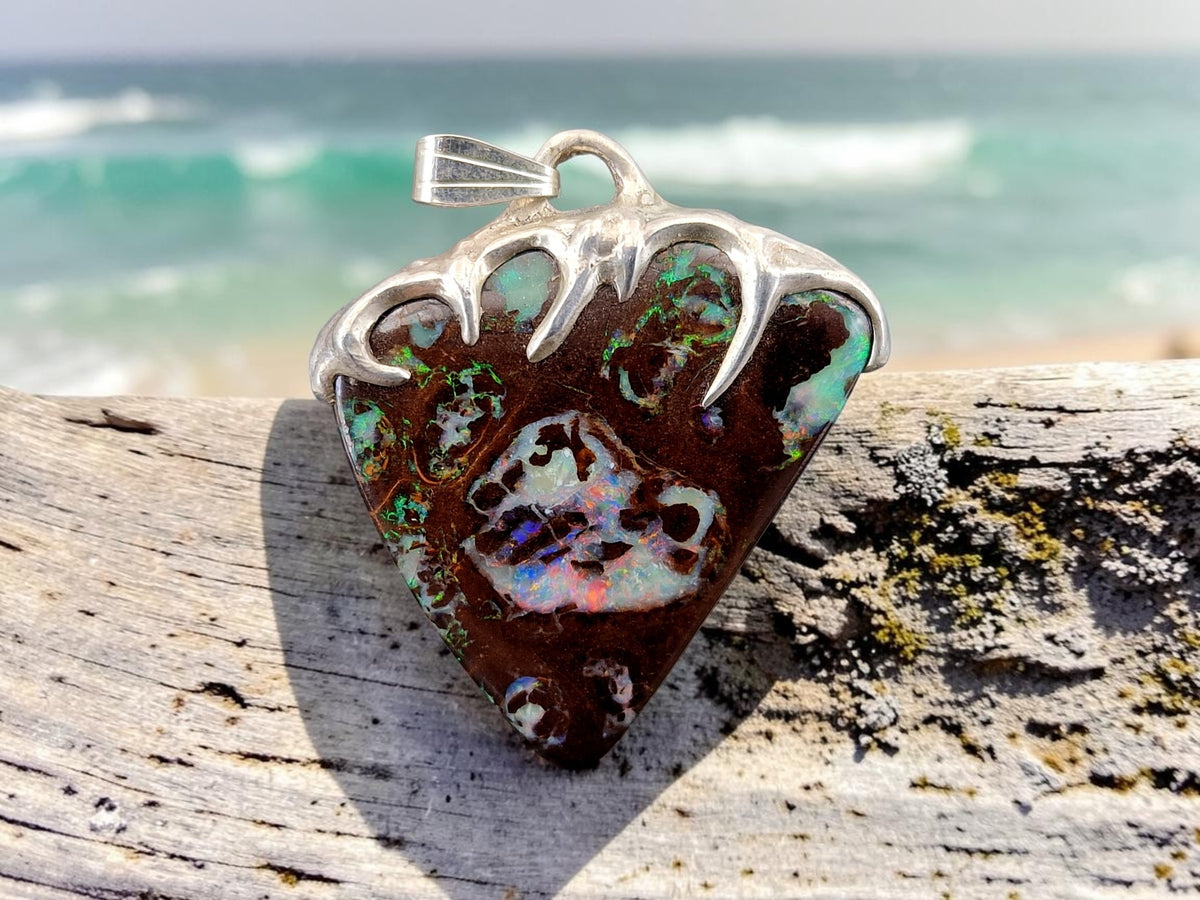 LeoLars-PABE Tribal Design Boulder Opal Anhänger aus 925er Silber, Opal beidseitig, schönes Muster, mehrfarbiges Opalfeuer, Unikat, Handarbeit, Anhängermaße: 34,5mm x 31,7mm x 7mm