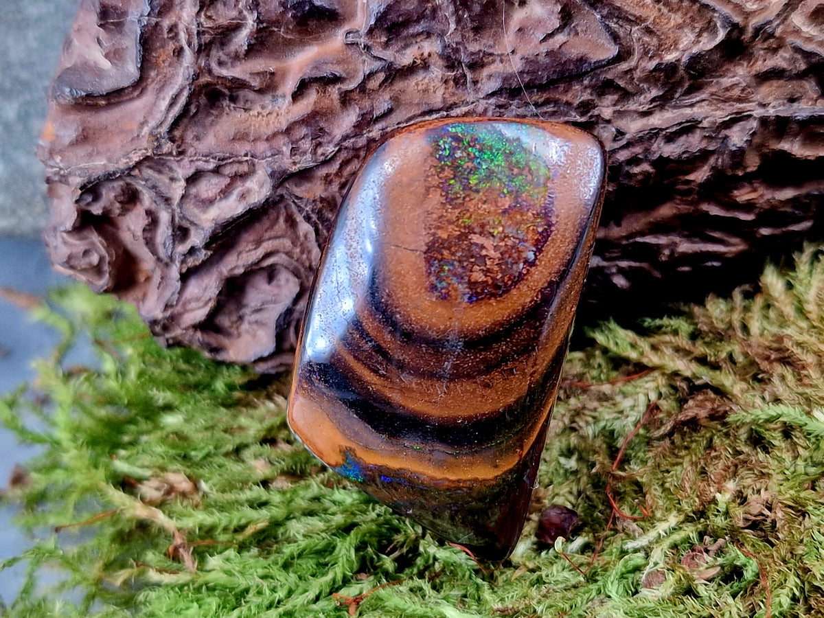 Großer Boulder Opal Anhänger gebohrt mit 60 cm Lederband, der Opal besitzt oben und unten grünes Opalfeuer. Der Stein hat ein Sandbank Muster, Steingröße 32mm x 19mm x 13,5mm, Unikat, Handgeschliffen