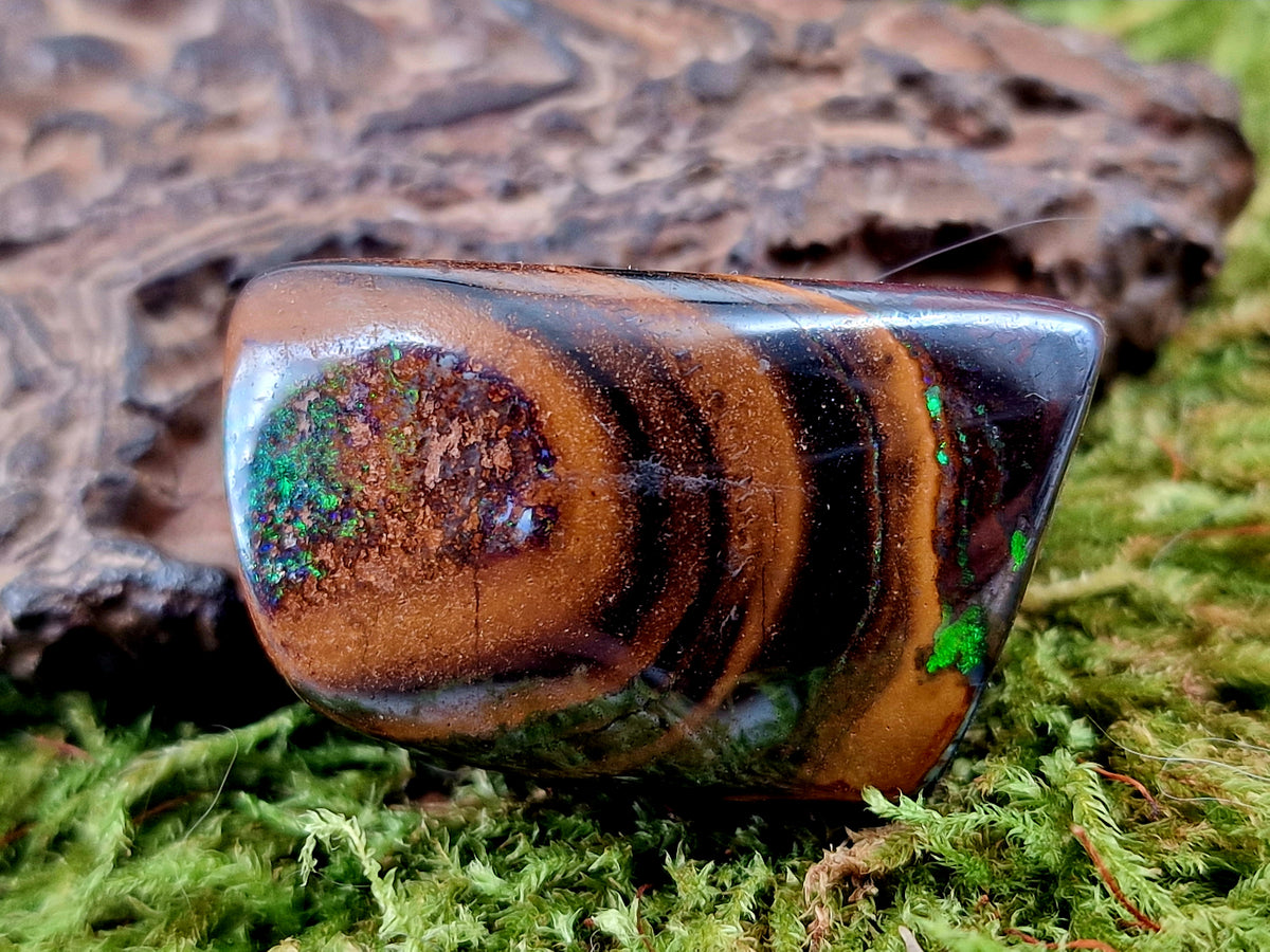 Großer Boulder Opal Anhänger gebohrt mit 60 cm Lederband, der Opal besitzt oben und unten grünes Opalfeuer. Der Stein hat ein Sandbank Muster, Steingröße 32mm x 19mm x 13,5mm, Unikat, Handgeschliffen