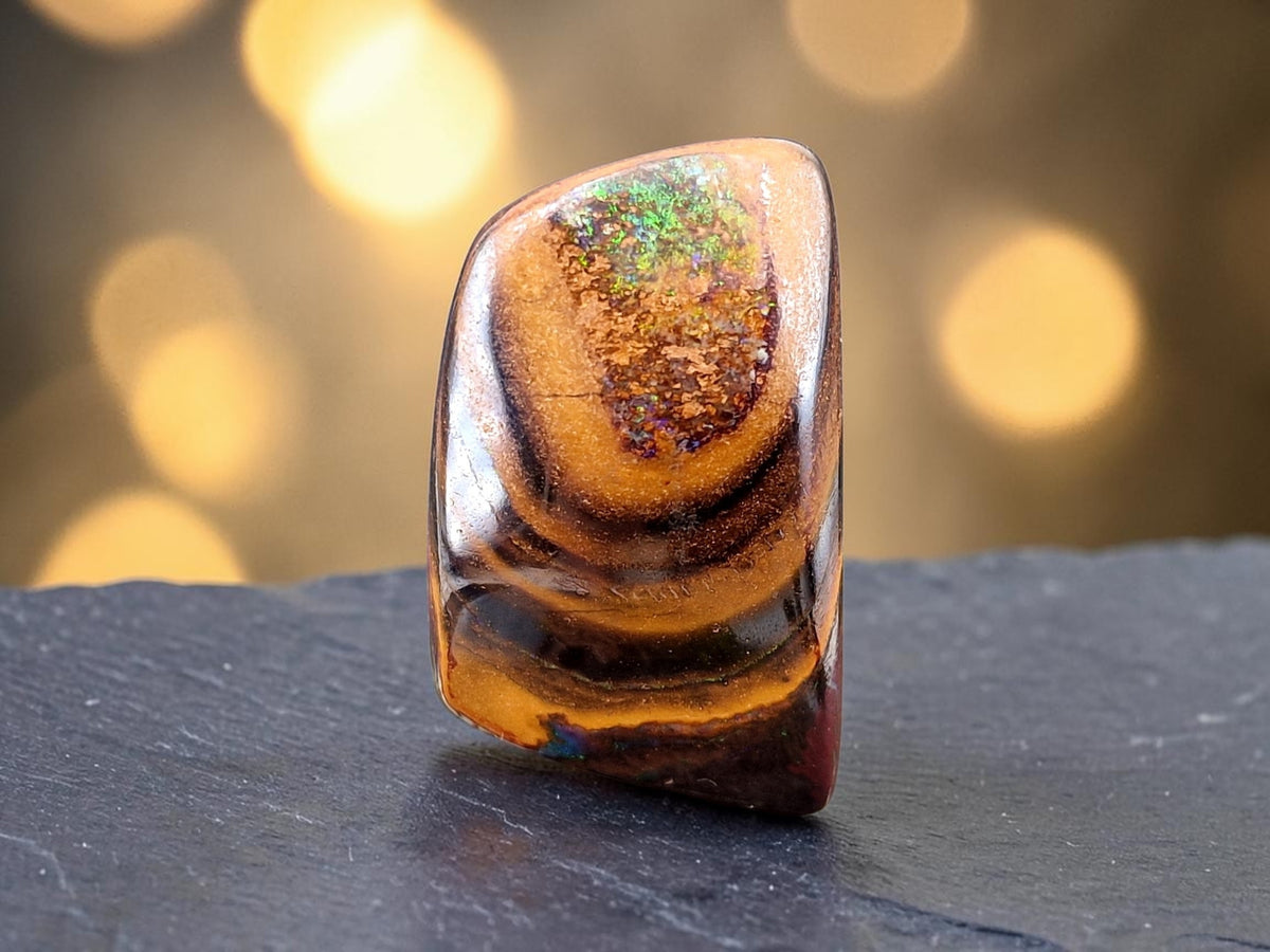 Großer Boulder Opal Anhänger gebohrt mit 60 cm Lederband, der Opal besitzt oben und unten grünes Opalfeuer. Der Stein hat ein Sandbank Muster, Steingröße 32mm x 19mm x 13,5mm, Unikat, Handgeschliffen