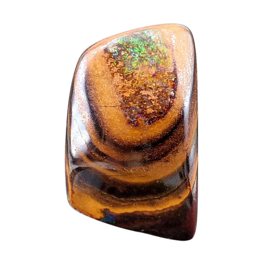 Großer Boulder Opal Anhänger gebohrt mit 60 cm Lederband, der Opal besitzt oben und unten grünes Opalfeuer. Der Stein hat ein Sandbank Muster, Steingröße 32mm x 19mm x 13,5mm, Unikat, Handgeschliffen