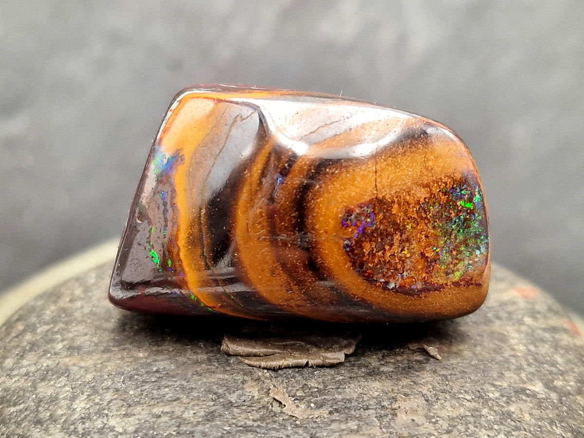 Großer Boulder Opal Anhänger gebohrt mit 60 cm Lederband, der Opal besitzt oben und unten grünes Opalfeuer. Der Stein hat ein Sandbank Muster, Steingröße 32mm x 19mm x 13,5mm, Unikat, Handgeschliffen