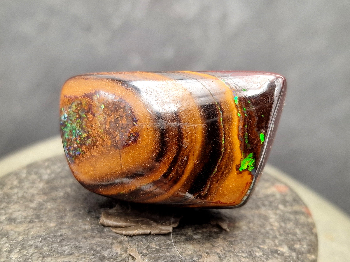 Großer Boulder Opal Anhänger gebohrt mit 60 cm Lederband, der Opal besitzt oben und unten grünes Opalfeuer. Der Stein hat ein Sandbank Muster, Steingröße 32mm x 19mm x 13,5mm, Unikat, Handgeschliffen