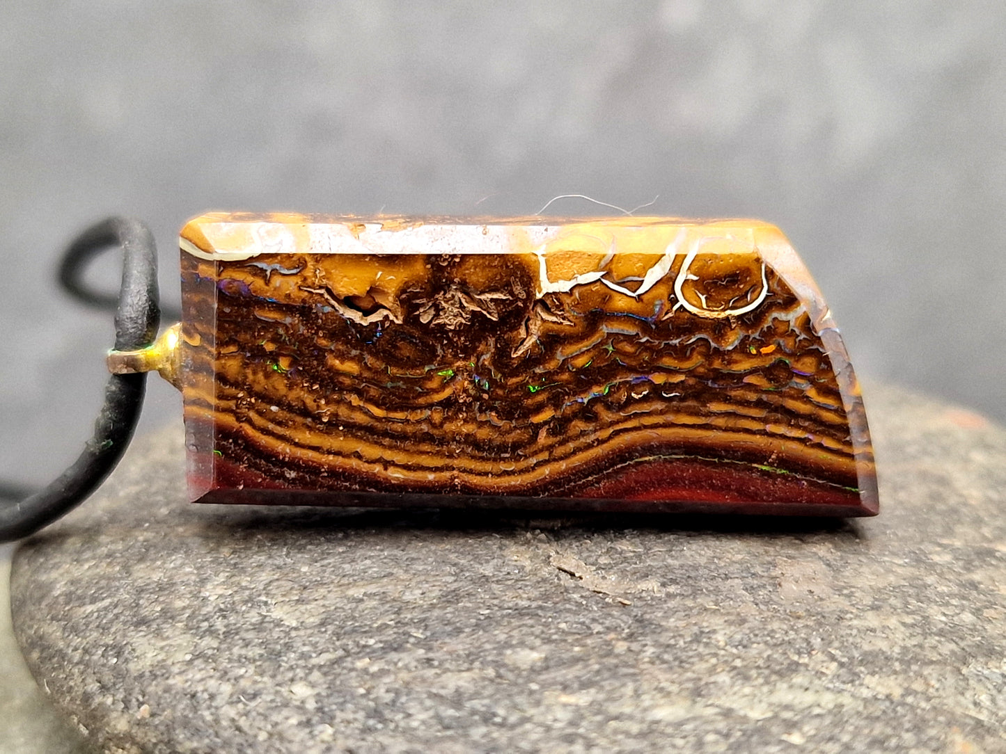 LeoLars-PABE Boulder Opal Anhänger mit vergoldeter 925er Silber Stiftöse, beidseitig, schönes Muster, Opal 30.7 x 12.8 x 5.7mm. Unikat, Handarbeit