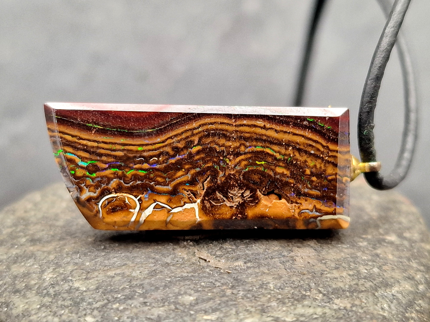 LeoLars-PABE Boulder Opal Anhänger mit vergoldeter 925er Silber Stiftöse, beidseitig, schönes Muster, Opal 30.7 x 12.8 x 5.7mm. Unikat, Handarbeit