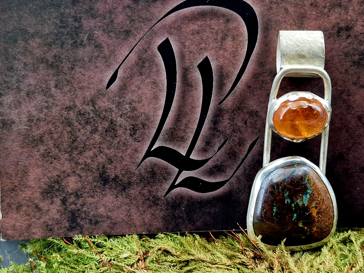 LeoLars-PABE Boulder Opal, Mandarin Granat Anhänger aus 925er Silber, Röhrchen mit Muster, Unikat, Handarbeit