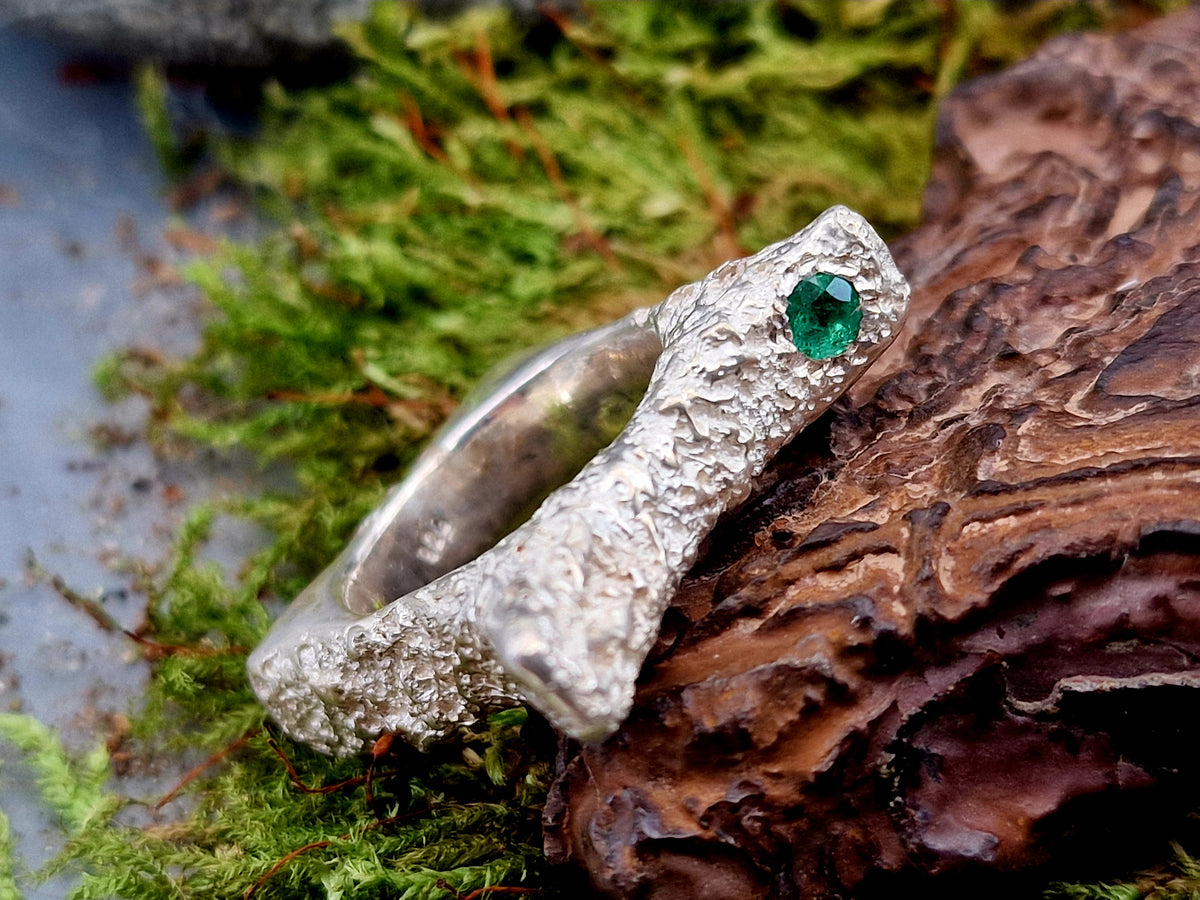 LeoLars-PABE Smaragd Design Ring, Gr.54, aus 925er Silber mit außergewöhnlicher Structure Design Oberfläche, Kolumbianischer Smaragd d-4mm, Unikat Handarbeit