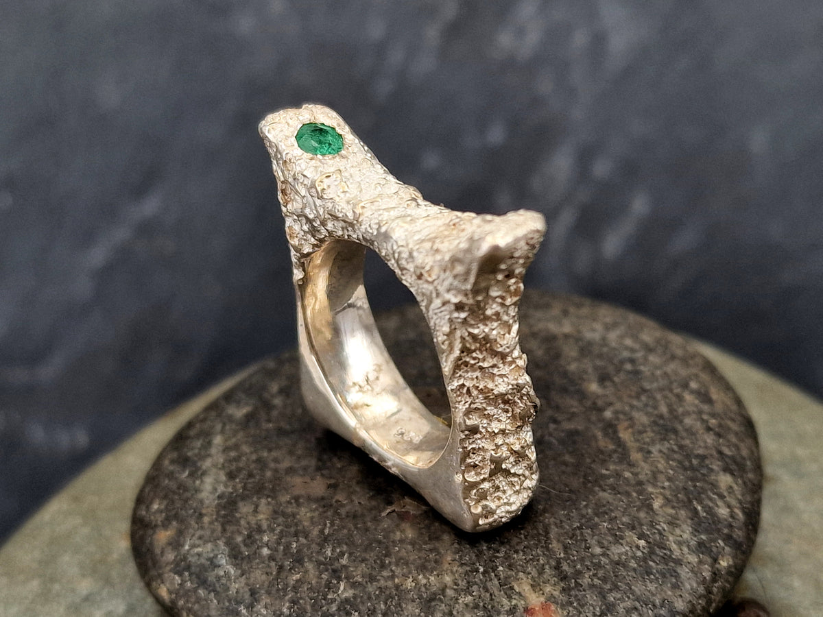 LeoLars-PABE Smaragd Design Ring, Gr.54, aus 925er Silber mit außergewöhnlicher Structure Design Oberfläche, Kolumbianischer Smaragd d-4mm, Unikat Handarbeit