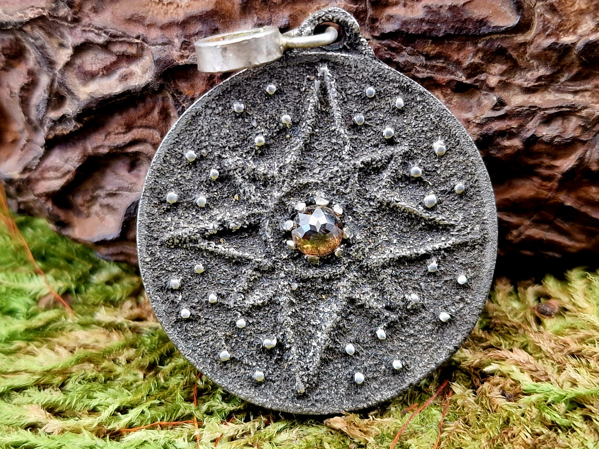 LeoLars-PABE Piraten Medaillon Design Anhänger aus 925er Silber mit braunen Diamant in Rosecut, geschwärzt, Windrose, Unikat, Handarbeit