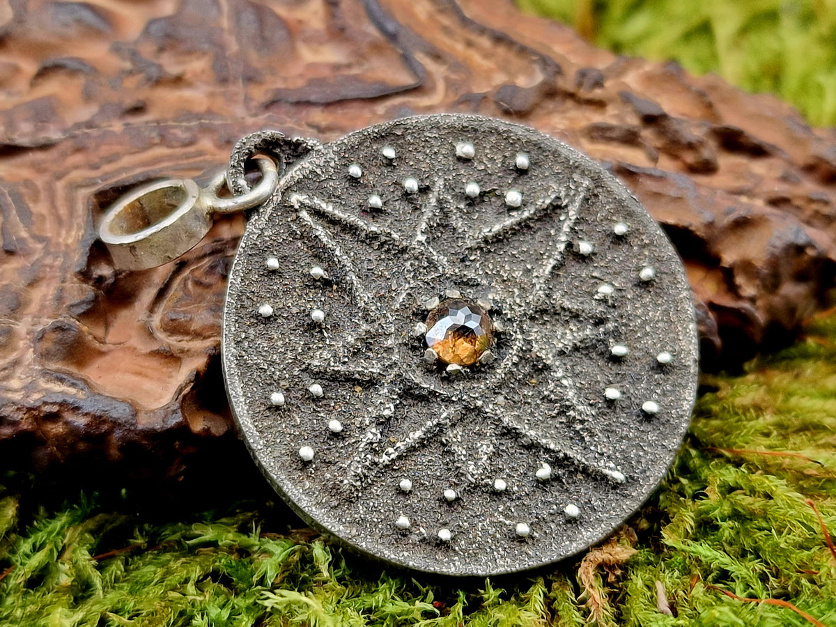 LeoLars-PABE Piraten Medaillon Design Anhänger aus 925er Silber mit braunen Diamant in Rosecut, geschwärzt, Windrose, Unikat, Handarbeit