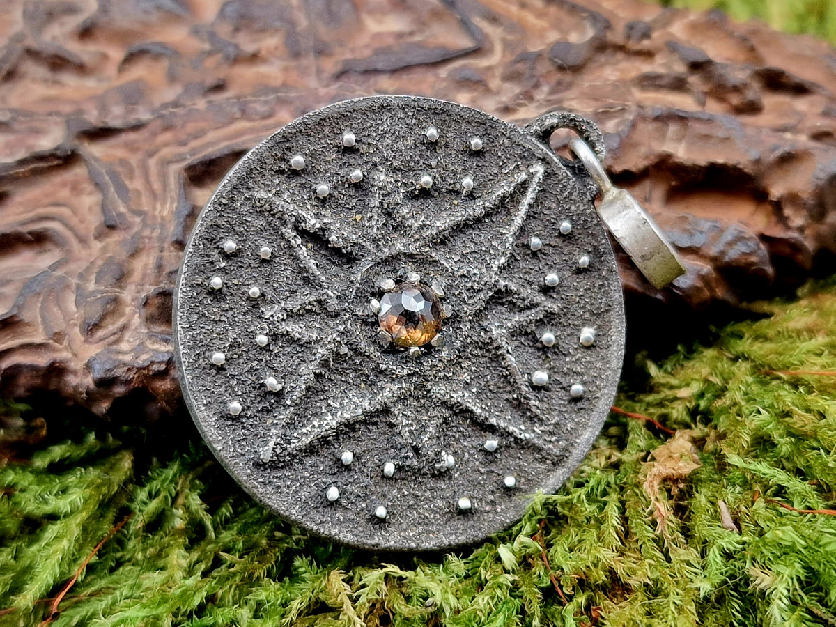 LeoLars-PABE Piraten Medaillon Design Anhänger aus 925er Silber mit braunen Diamant in Rosecut, geschwärzt, Windrose, Unikat, Handarbeit