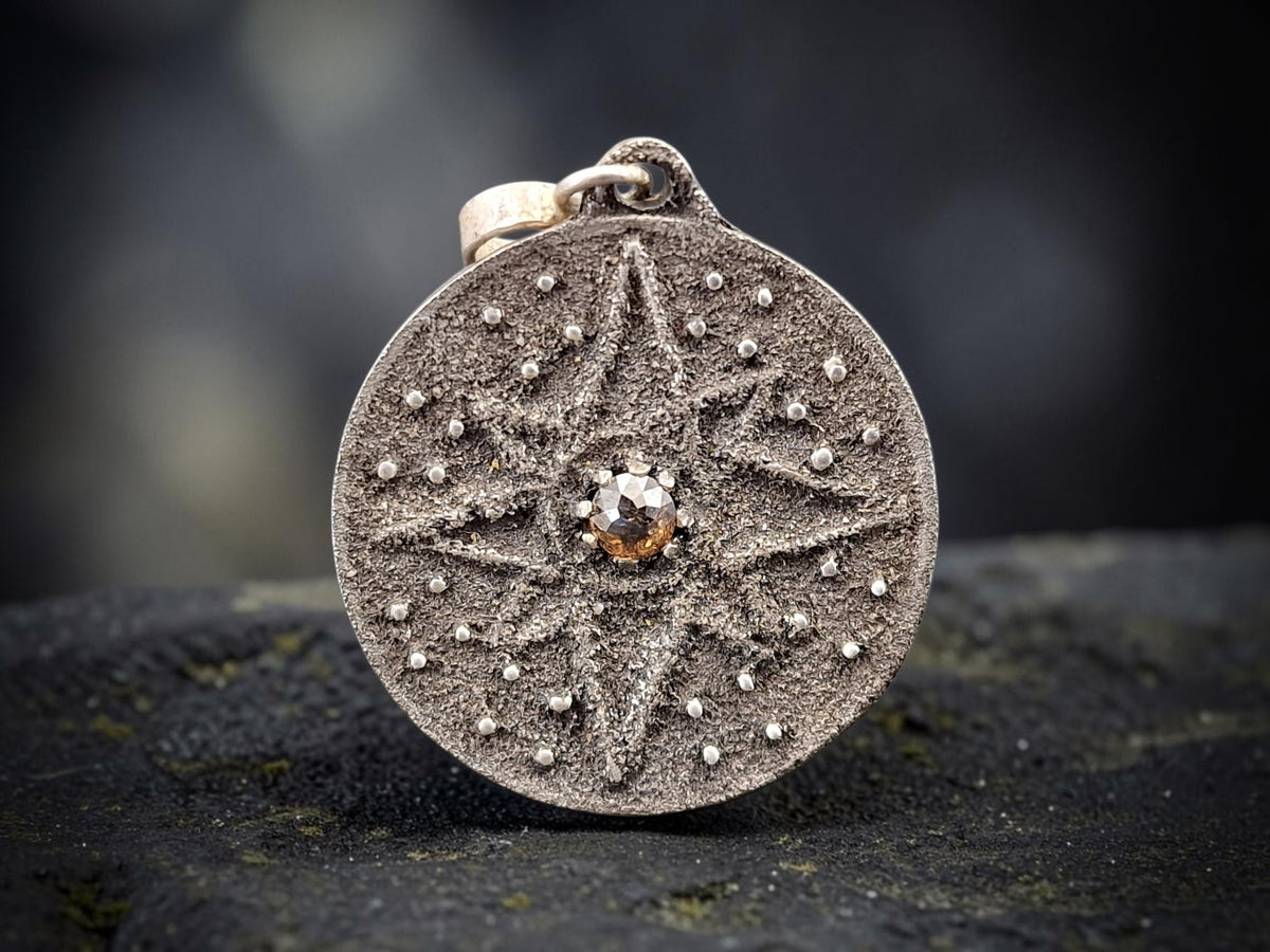 LeoLars-PABE Piraten Medaillon Design Anhänger aus 925er Silber mit braunen Diamant in Rosecut, geschwärzt, Windrose, Unikat, Handarbeit