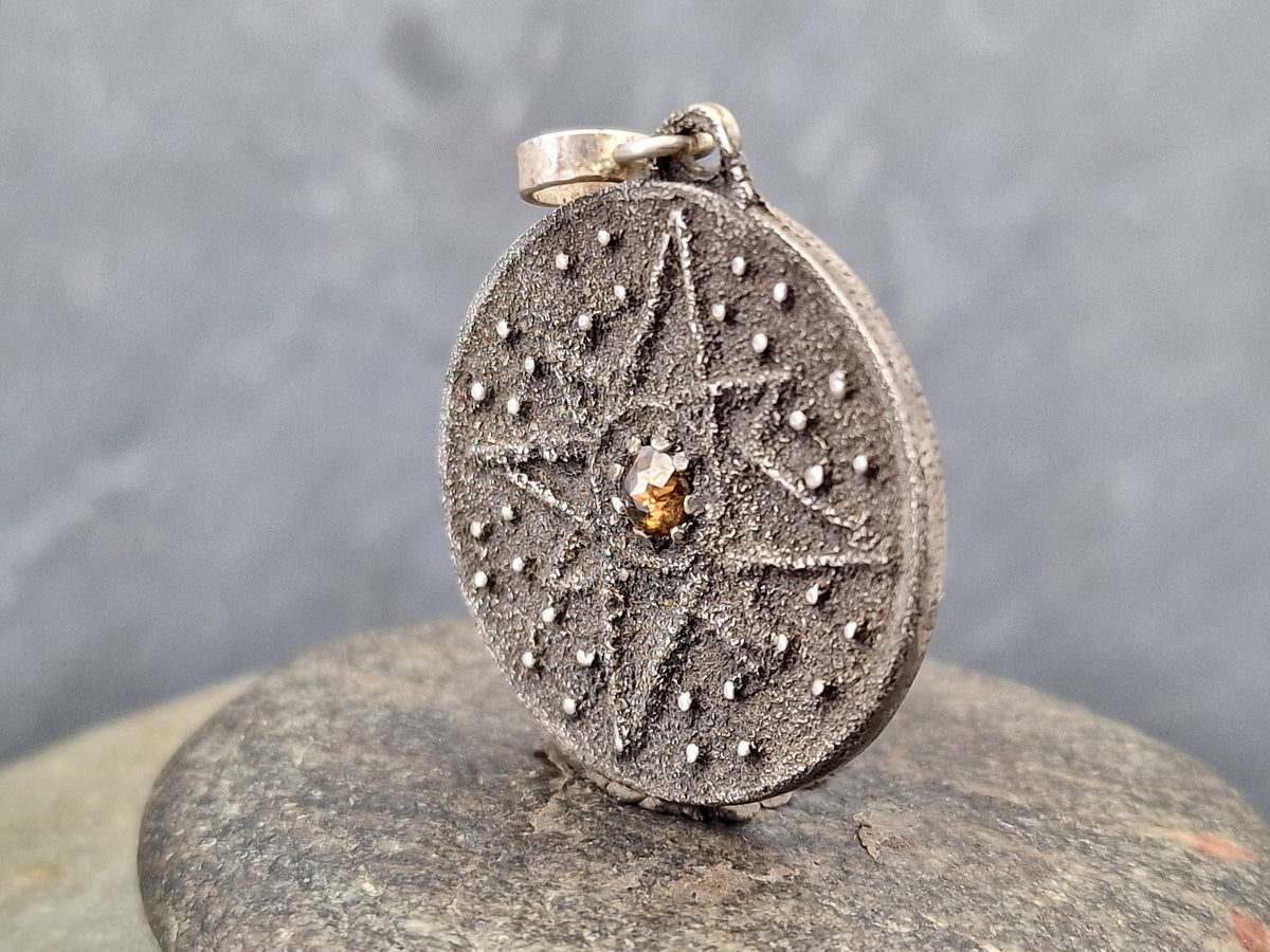 LeoLars-PABE Piraten Medaillon Design Anhänger aus 925er Silber mit braunen Diamant in Rosecut, geschwärzt, Windrose, Unikat, Handarbeit