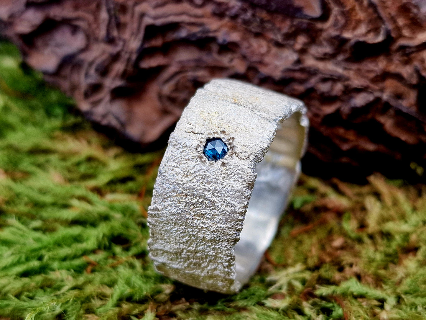 Blauer Diamant Design Ring, Gr. 59 (18,7), aus 925er Silber, individuelle Oberflächen Struktur, Diamant rund facettiert und eingerieben, Unikat, Handarbeit