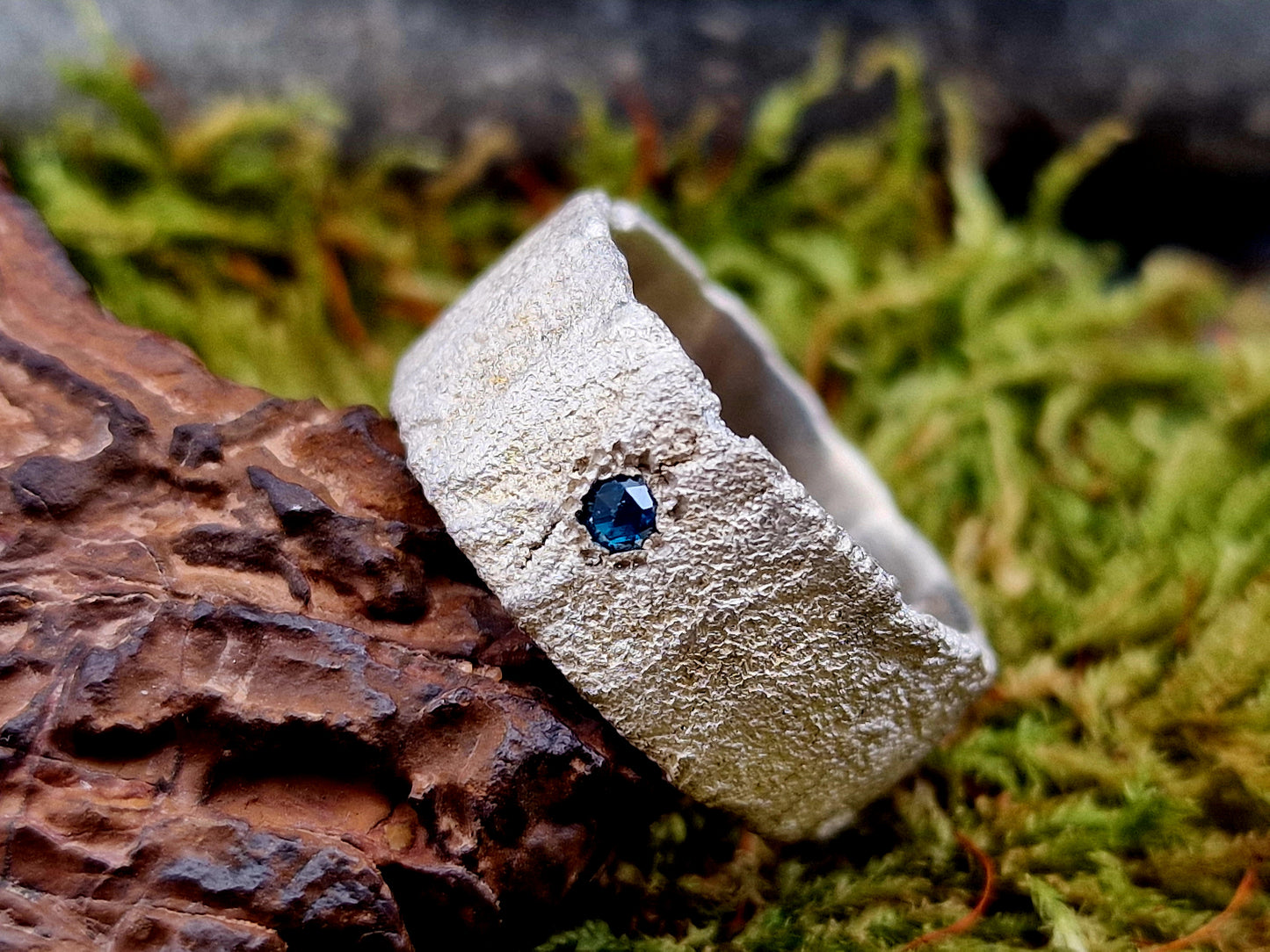 Blauer Diamant Design Ring, Gr. 59 (18,7), aus 925er Silber, individuelle Oberflächen Struktur, Diamant rund facettiert und eingerieben, Unikat, Handarbeit