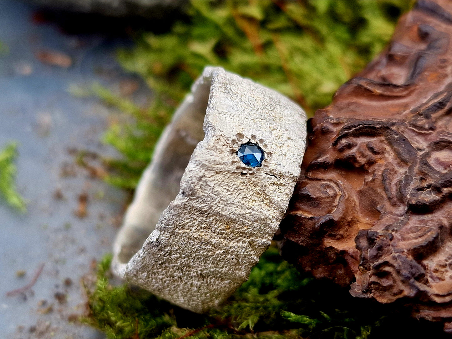 Blauer Diamant Design Ring, Gr. 59 (18,7), aus 925er Silber, individuelle Oberflächen Struktur, Diamant rund facettiert und eingerieben, Unikat, Handarbeit