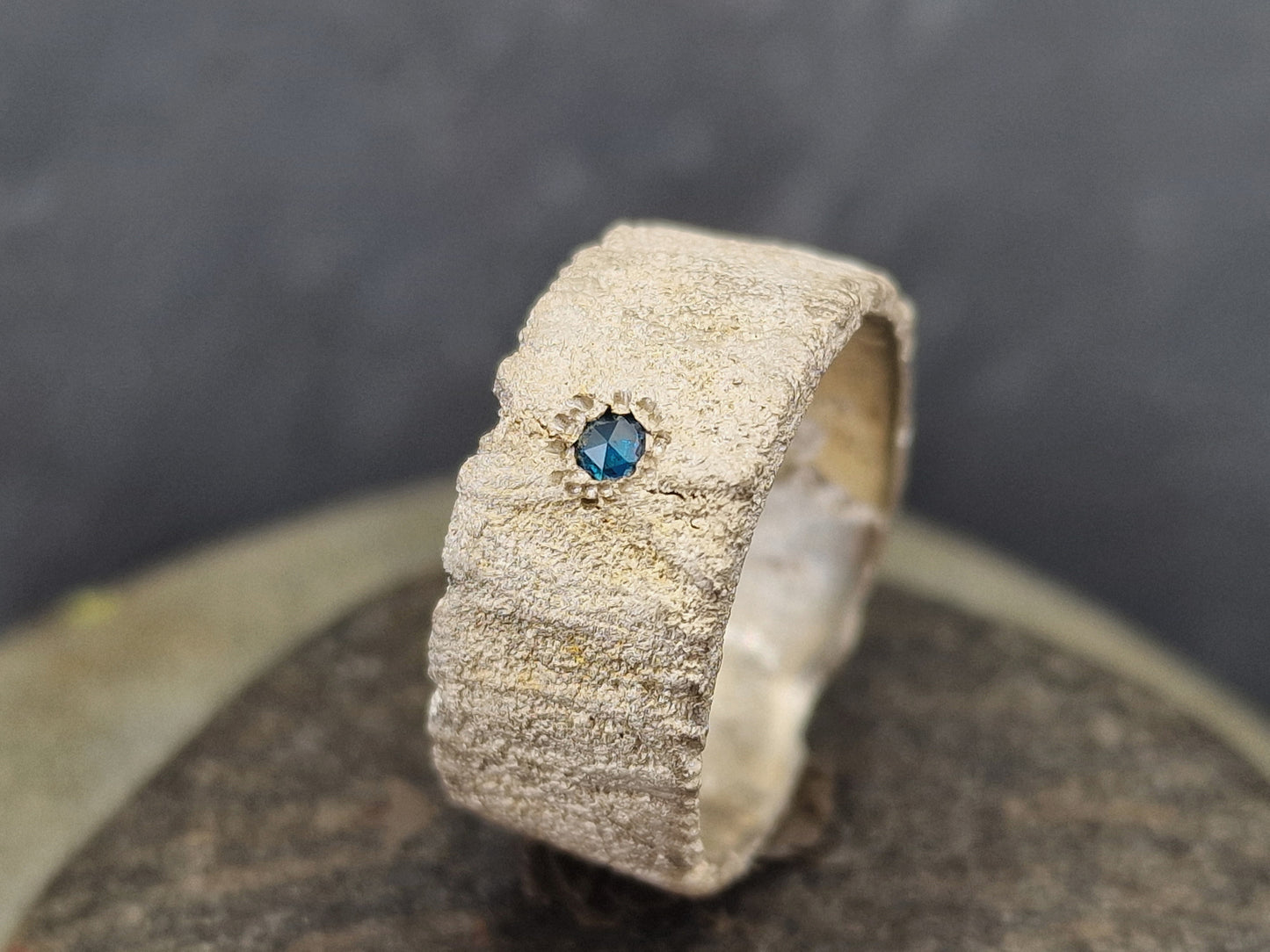Blauer Diamant Design Ring, Gr. 59 (18,7), aus 925er Silber, individuelle Oberflächen Struktur, Diamant rund facettiert und eingerieben, Unikat, Handarbeit