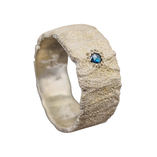 Blauer Diamant Design Ring, Gr. 59 (18,7), aus 925er Silber, individuelle Oberflächen Struktur, Diamant rund facettiert und eingerieben, Unikat, Handarbeit