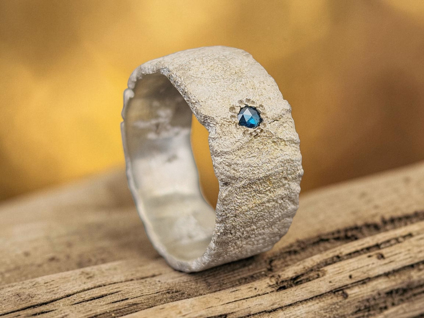 Blauer Diamant Design Ring, Gr. 59 (18,7), aus 925er Silber, individuelle Oberflächen Struktur, Diamant rund facettiert und eingerieben, Unikat, Handarbeit