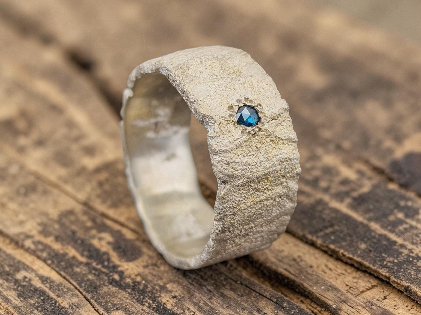 Blauer Diamant Design Ring, Gr. 59 (18,7), aus 925er Silber, individuelle Oberflächen Struktur, Diamant rund facettiert und eingerieben, Unikat, Handarbeit