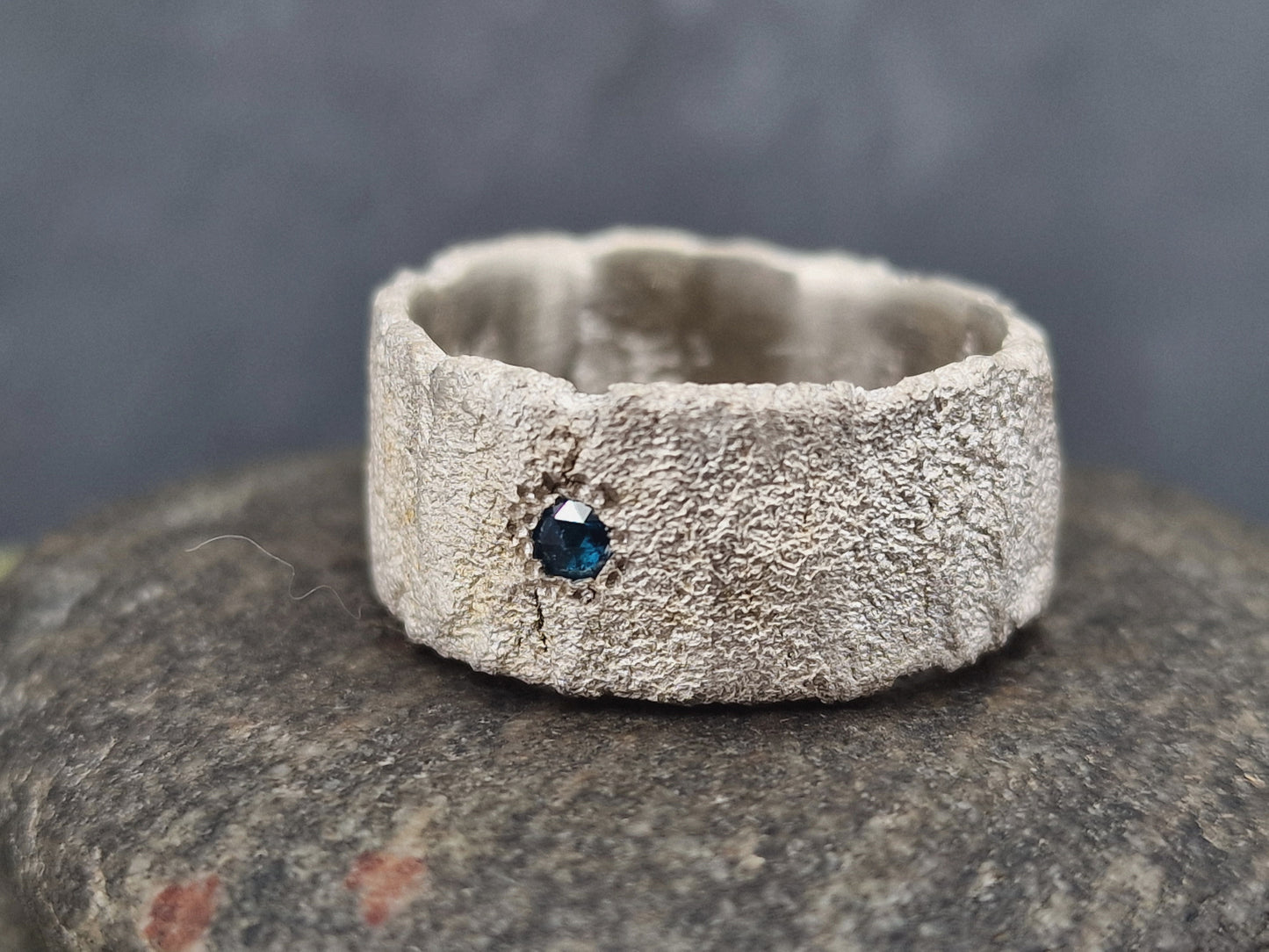 Blauer Diamant Design Ring, Gr. 59 (18,7), aus 925er Silber, individuelle Oberflächen Struktur, Diamant rund facettiert und eingerieben, Unikat, Handarbeit