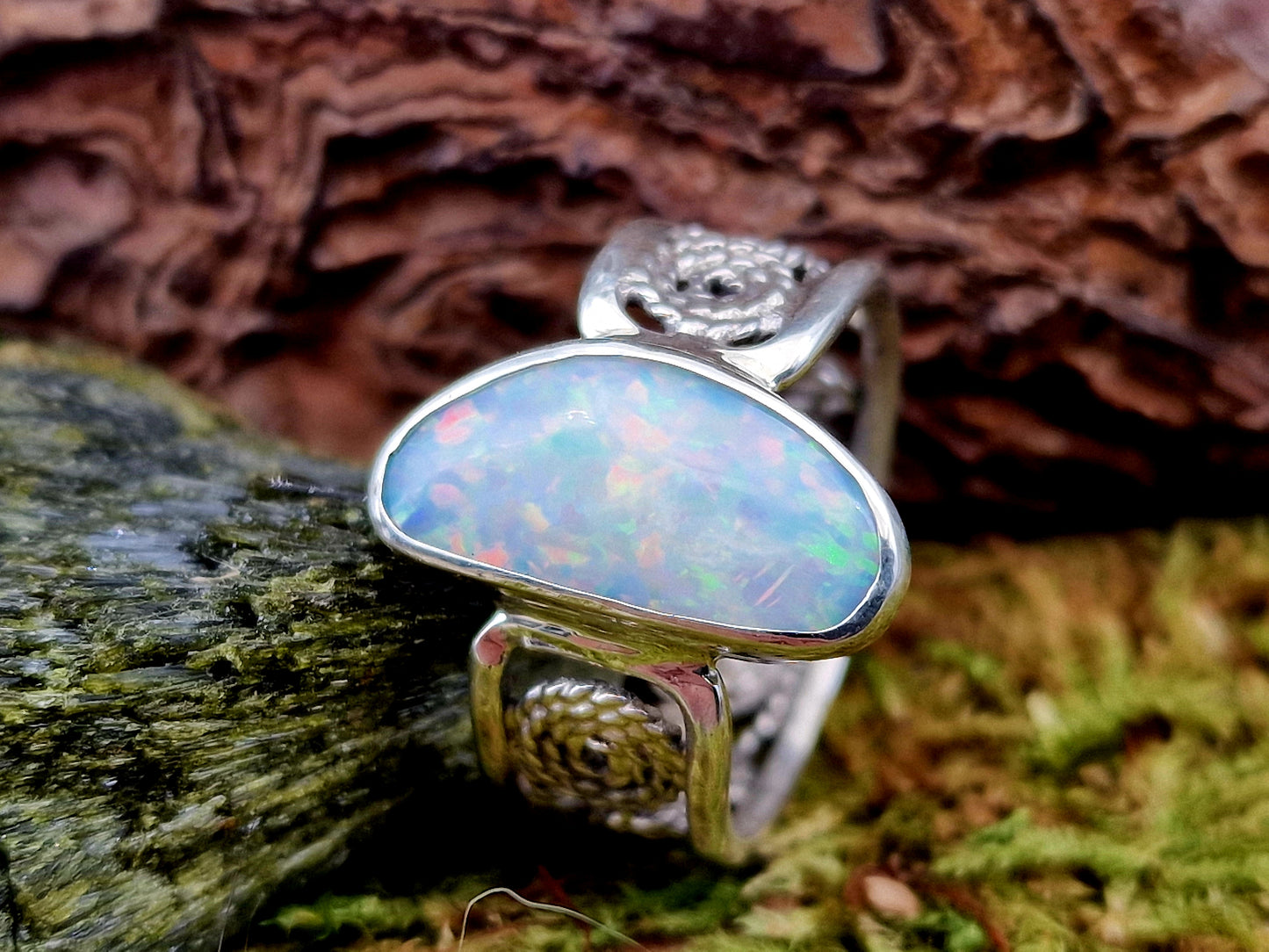 Weißer Opal Design Filigree Ring aus 925er Silber, Gr. 56 (18), zartes Filigreemuster, pastellfarbenes Multicolor Opalfeuer, Unikat, Handarbeiit
