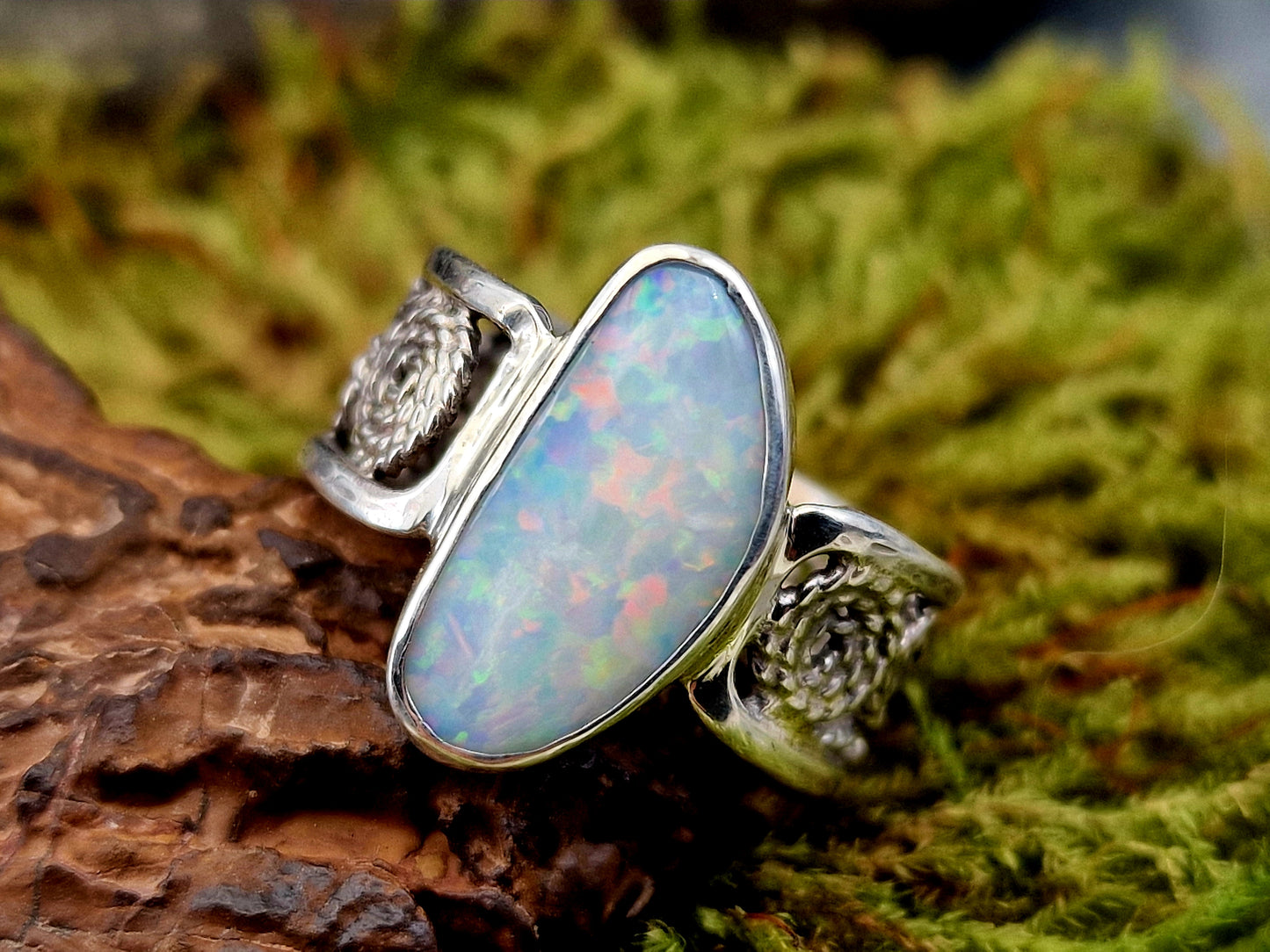 Weißer Opal Design Filigree Ring aus 925er Silber, Gr. 56 (18), zartes Filigreemuster, pastellfarbenes Multicolor Opalfeuer, Unikat, Handarbeiit